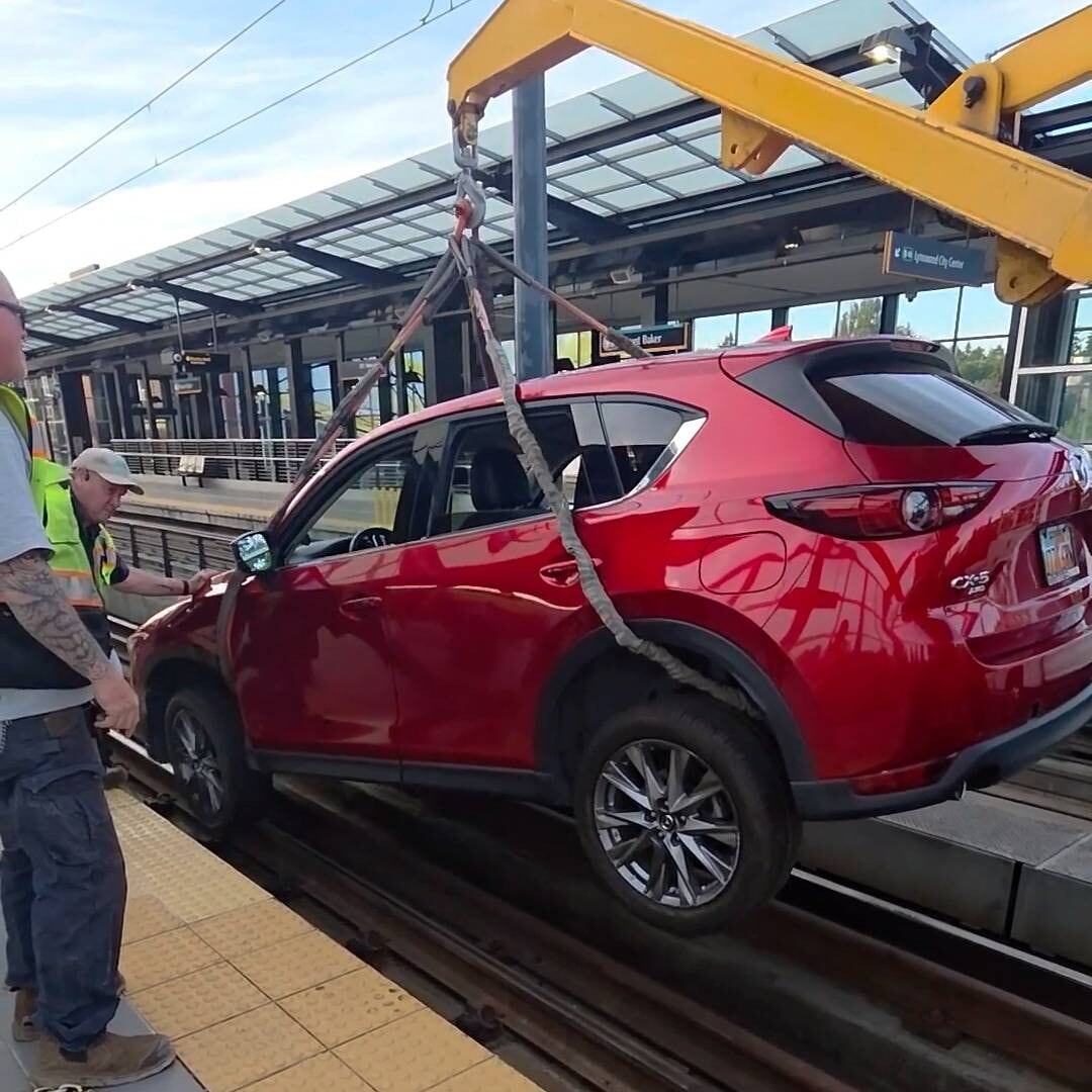 Auto bloccata sui binari, per colpa del navigatore serve la gru