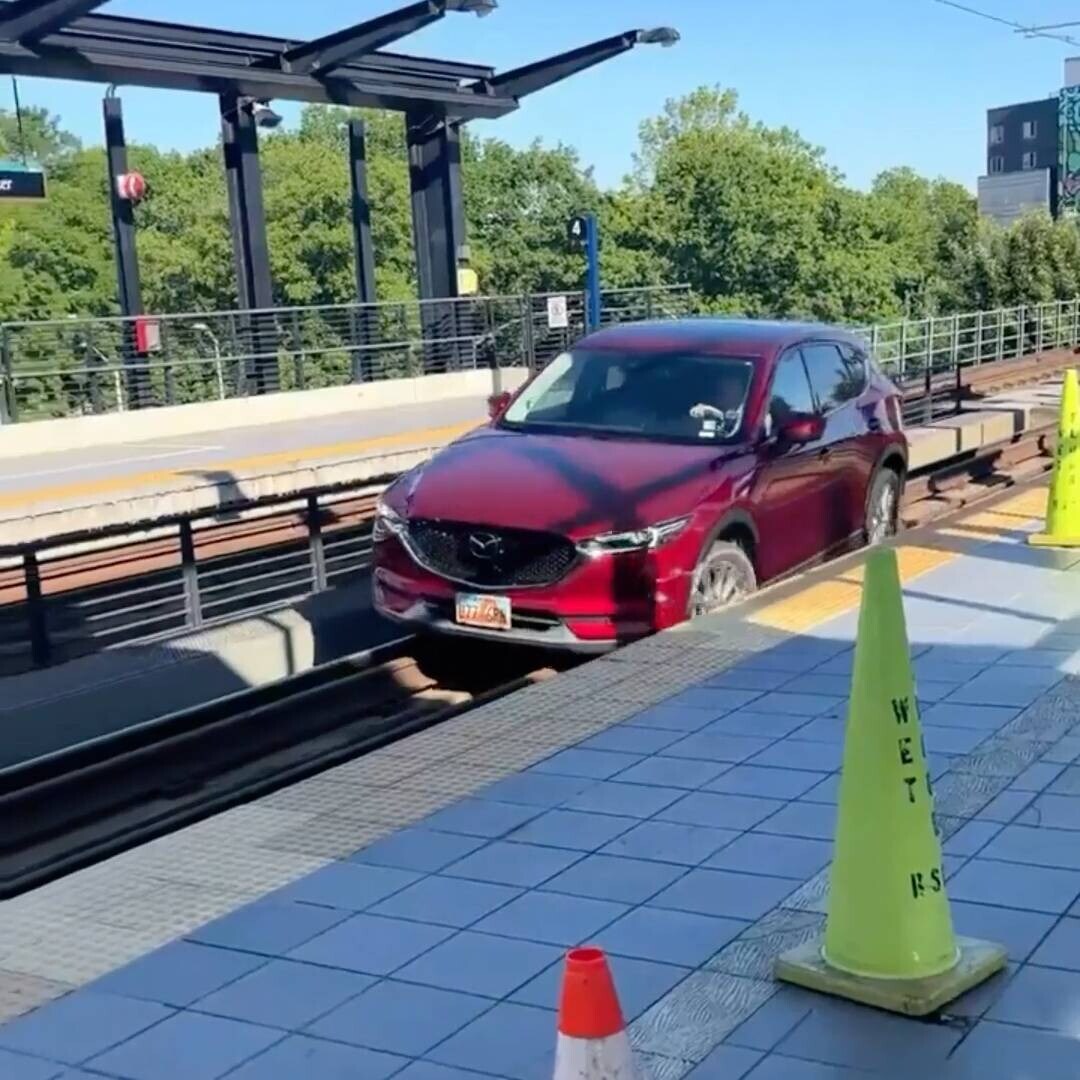 Auto bloccata sui binari, per colpa del navigatore serve la gru
