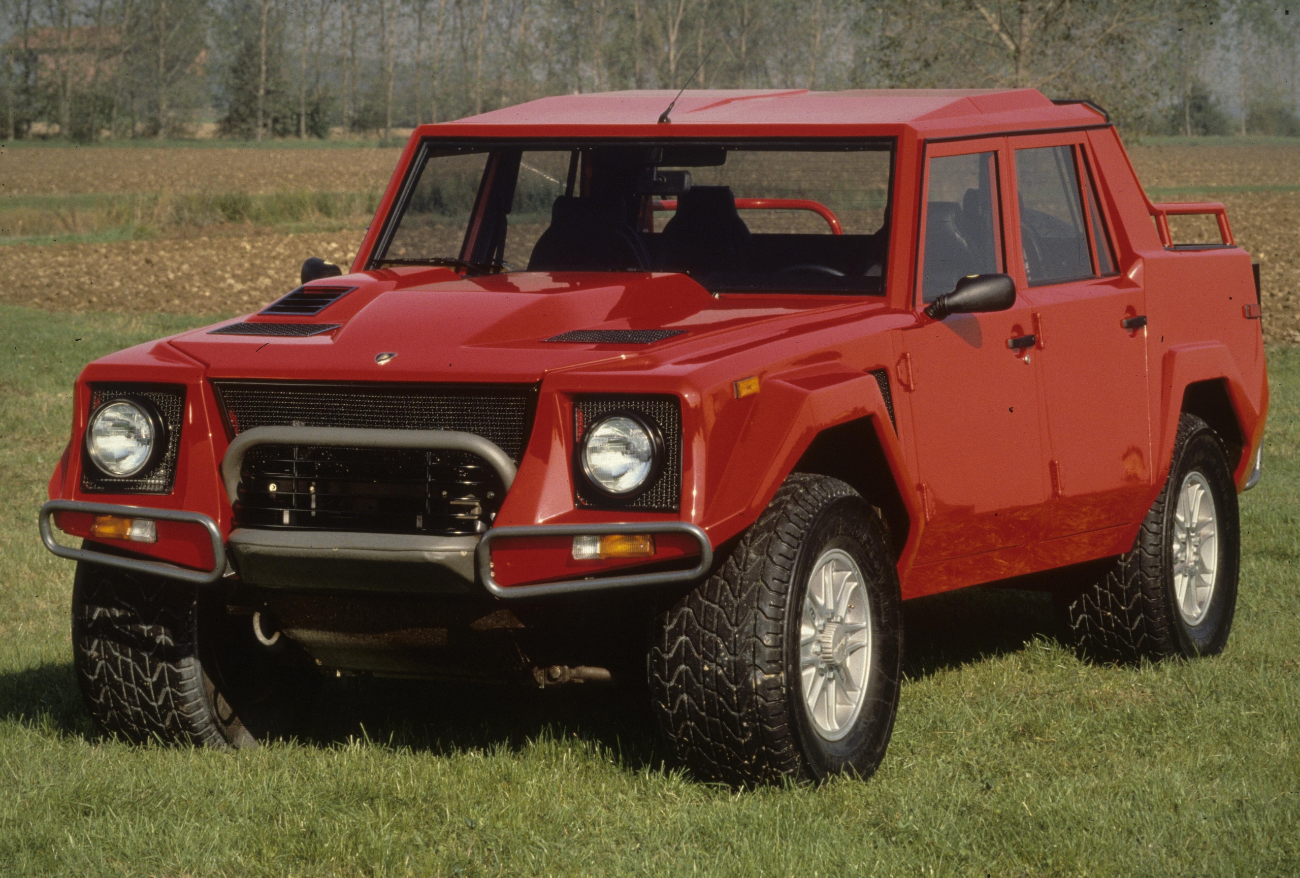 Lamborghini LM002, buon compleanno Rambo Lambo: il primo super Suv compie 40 anni