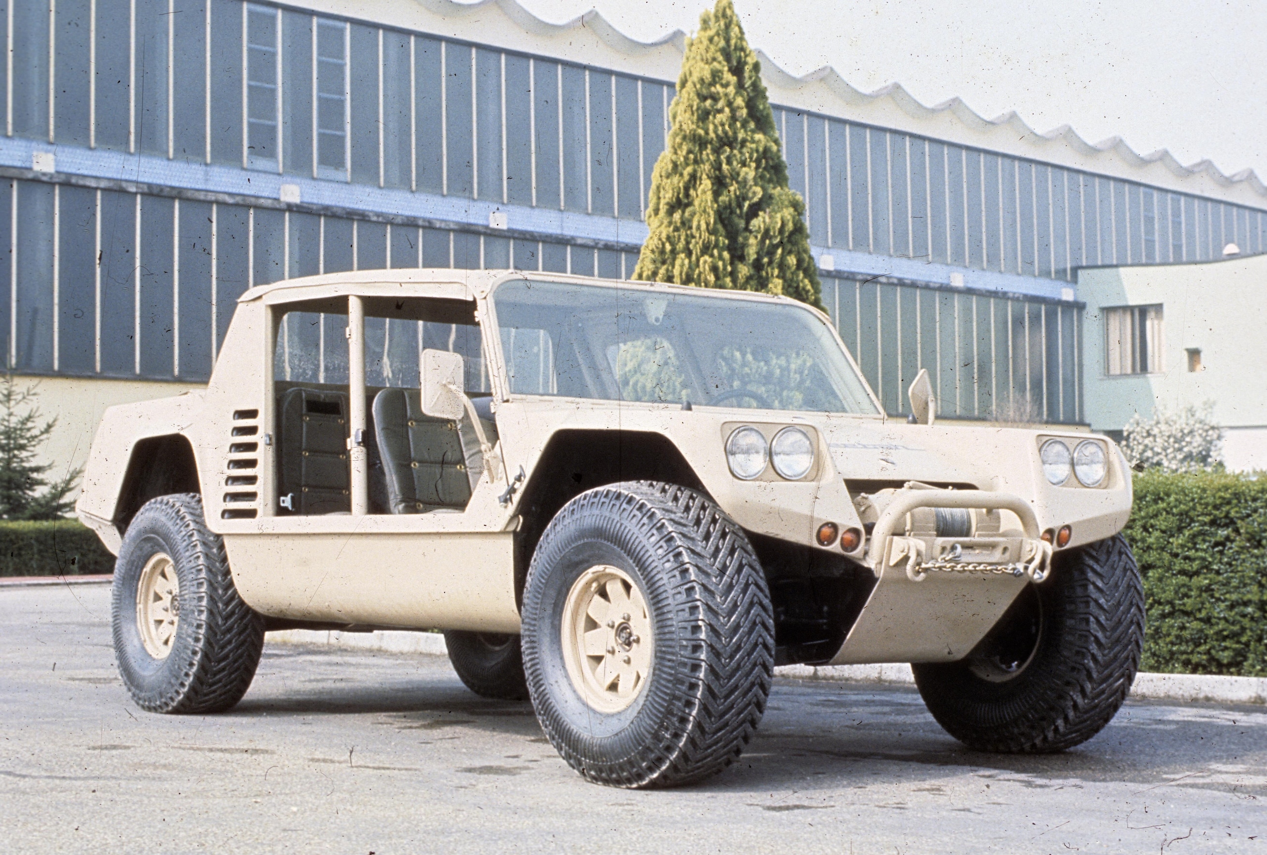 Lamborghini LM002, buon compleanno Rambo Lambo: il primo super Suv compie 40 anni