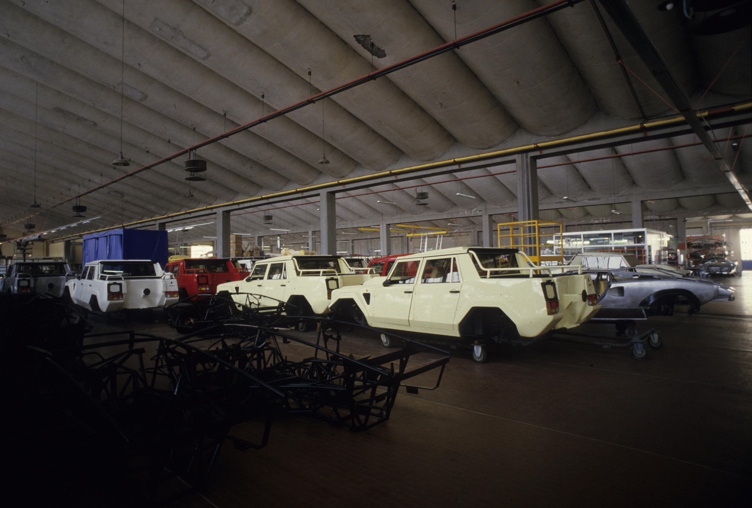 Lamborghini LM002, buon compleanno Rambo Lambo: il primo super Suv compie 40 anni