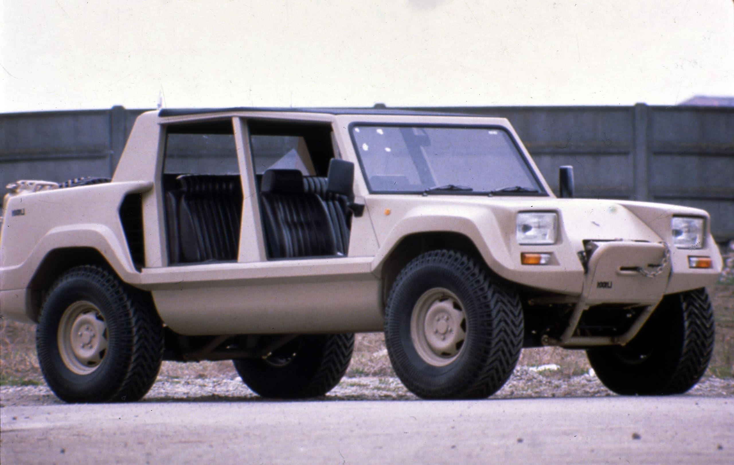Lamborghini LM002, buon compleanno Rambo Lambo: il primo super Suv compie 40 anni