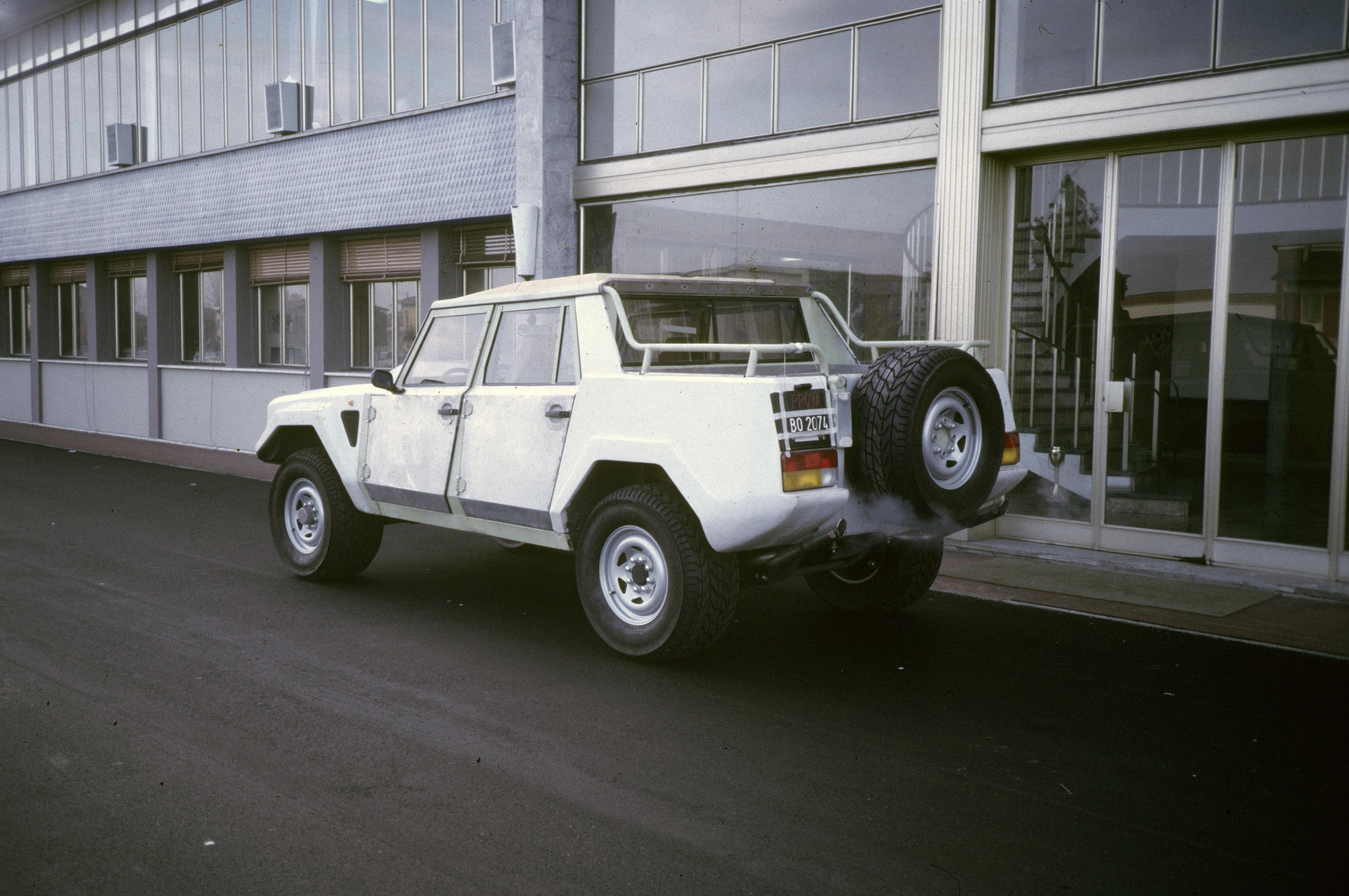 Lamborghini LM002, buon compleanno Rambo Lambo: il primo super Suv compie 40 anni