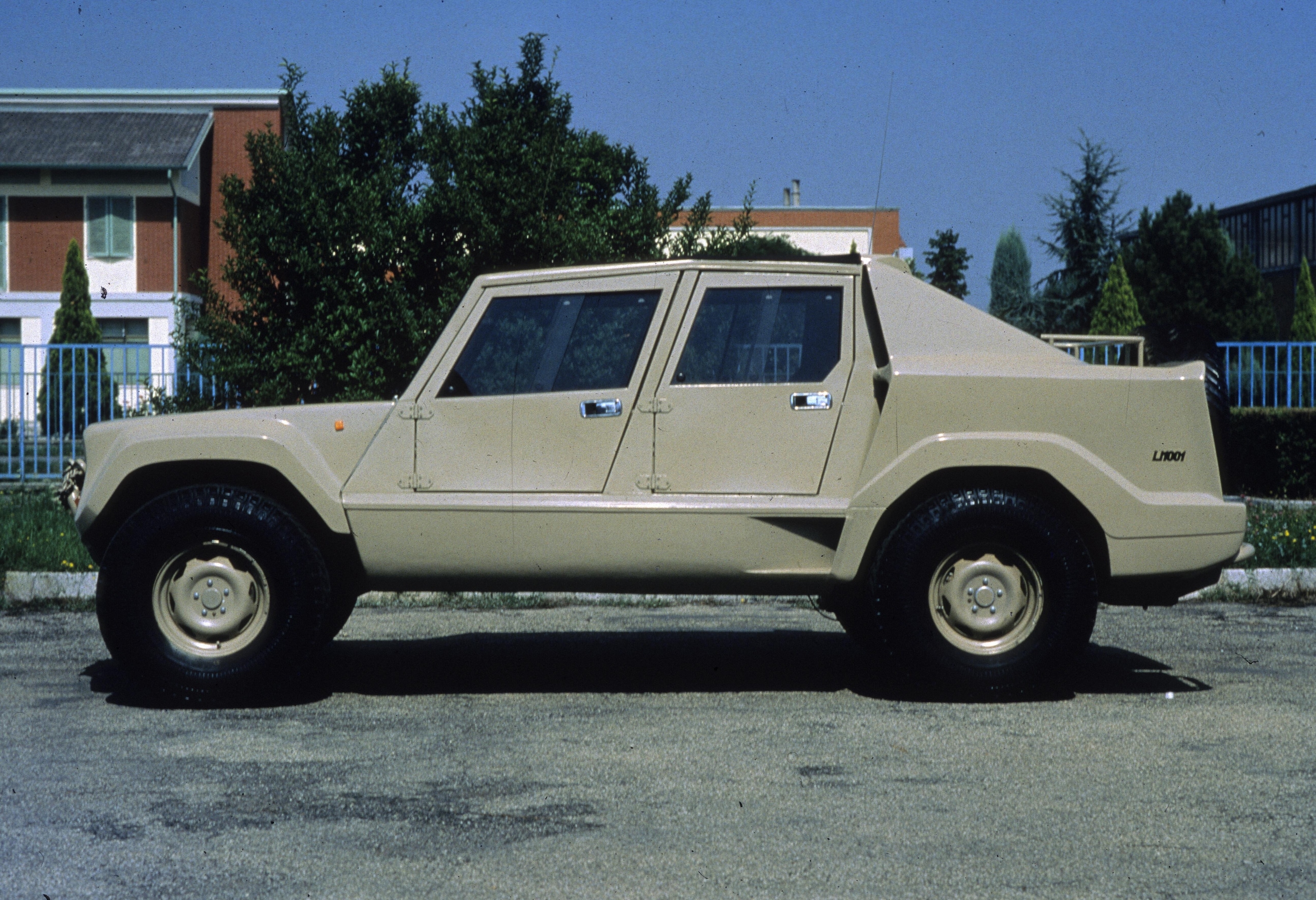 Lamborghini LM002, buon compleanno Rambo Lambo: il primo super Suv compie 40 anni
