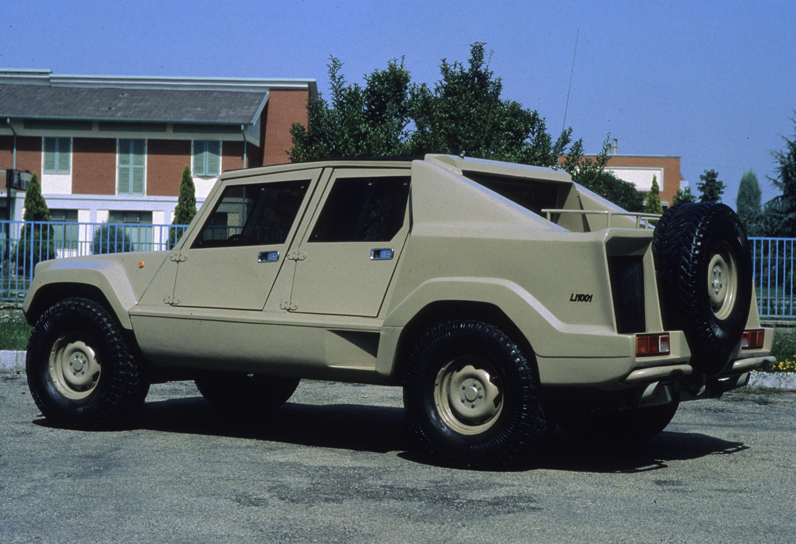 Lamborghini LM002, buon compleanno Rambo Lambo: il primo super Suv compie 40 anni
