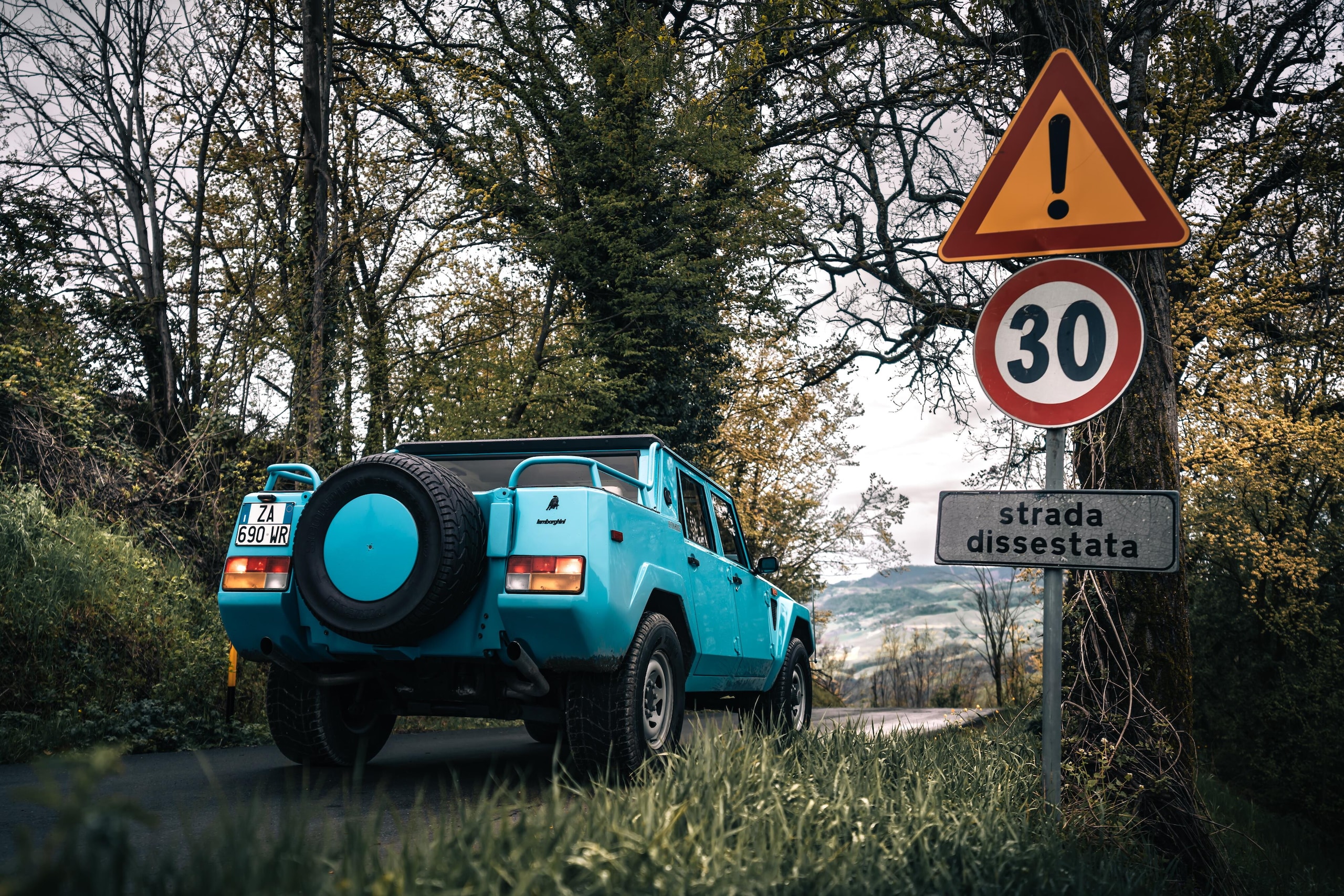 Lamborghini LM002, buon compleanno Rambo Lambo: il primo super Suv compie 40 anni
