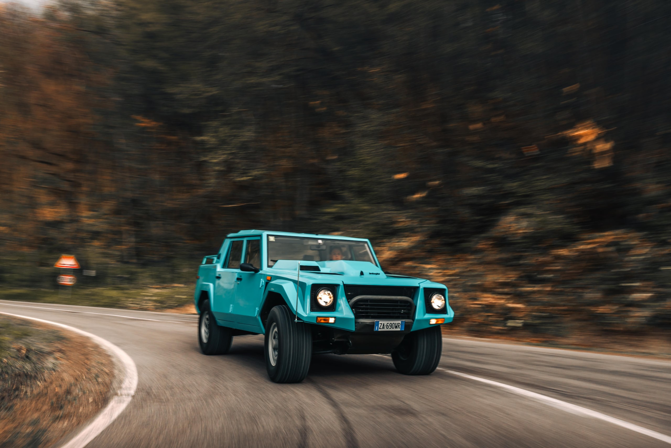 Lamborghini LM002, buon compleanno Rambo Lambo: il primo super Suv compie 40 anni