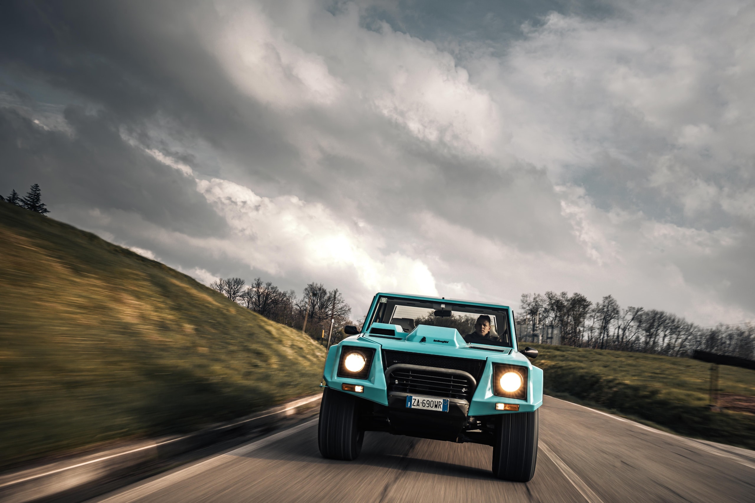 Lamborghini LM002, buon compleanno Rambo Lambo: il primo super Suv compie 40 anni