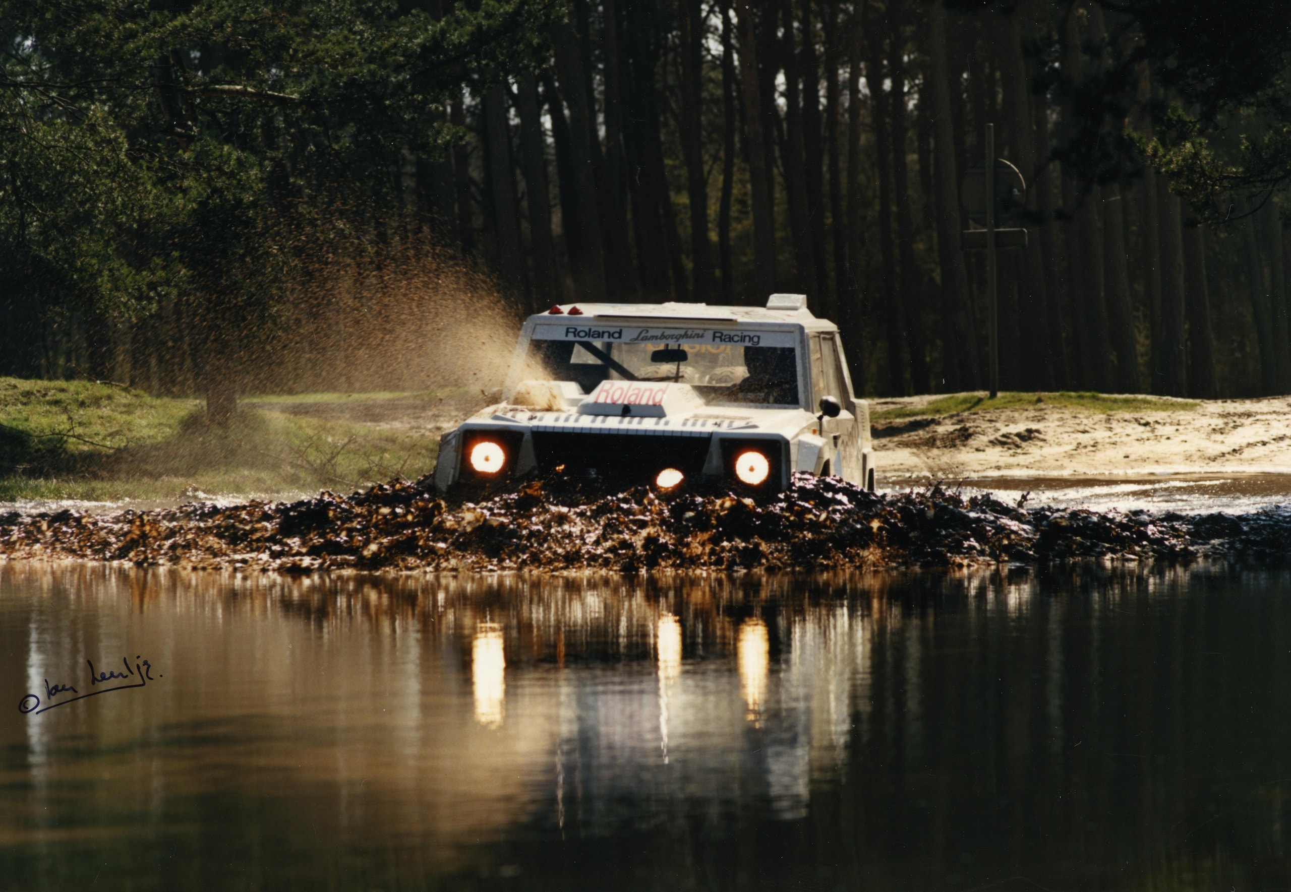 Lamborghini LM002, buon compleanno Rambo Lambo: il primo super Suv compie 40 anni