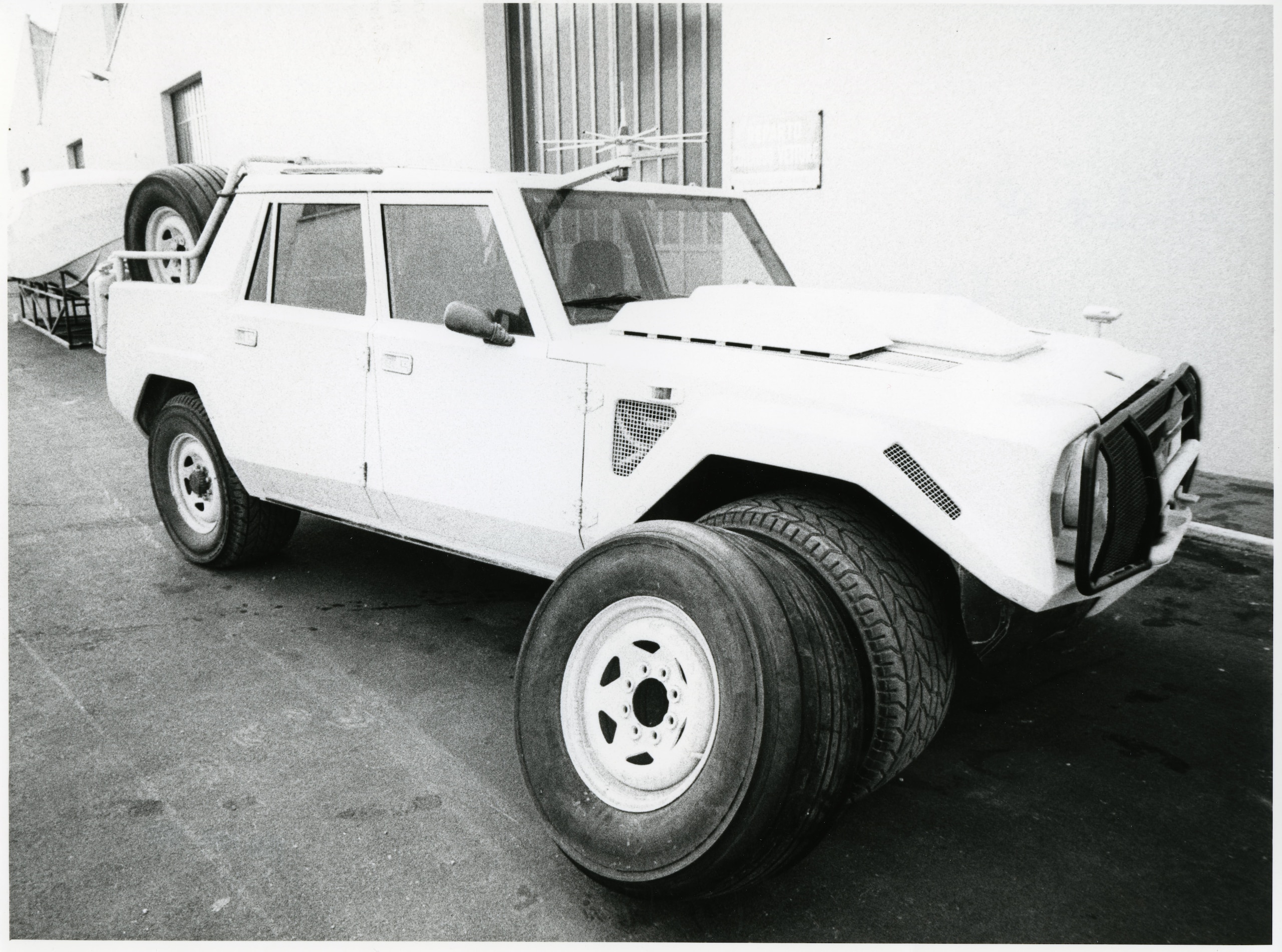 Lamborghini LM002, buon compleanno Rambo Lambo: il primo super Suv compie 40 anni