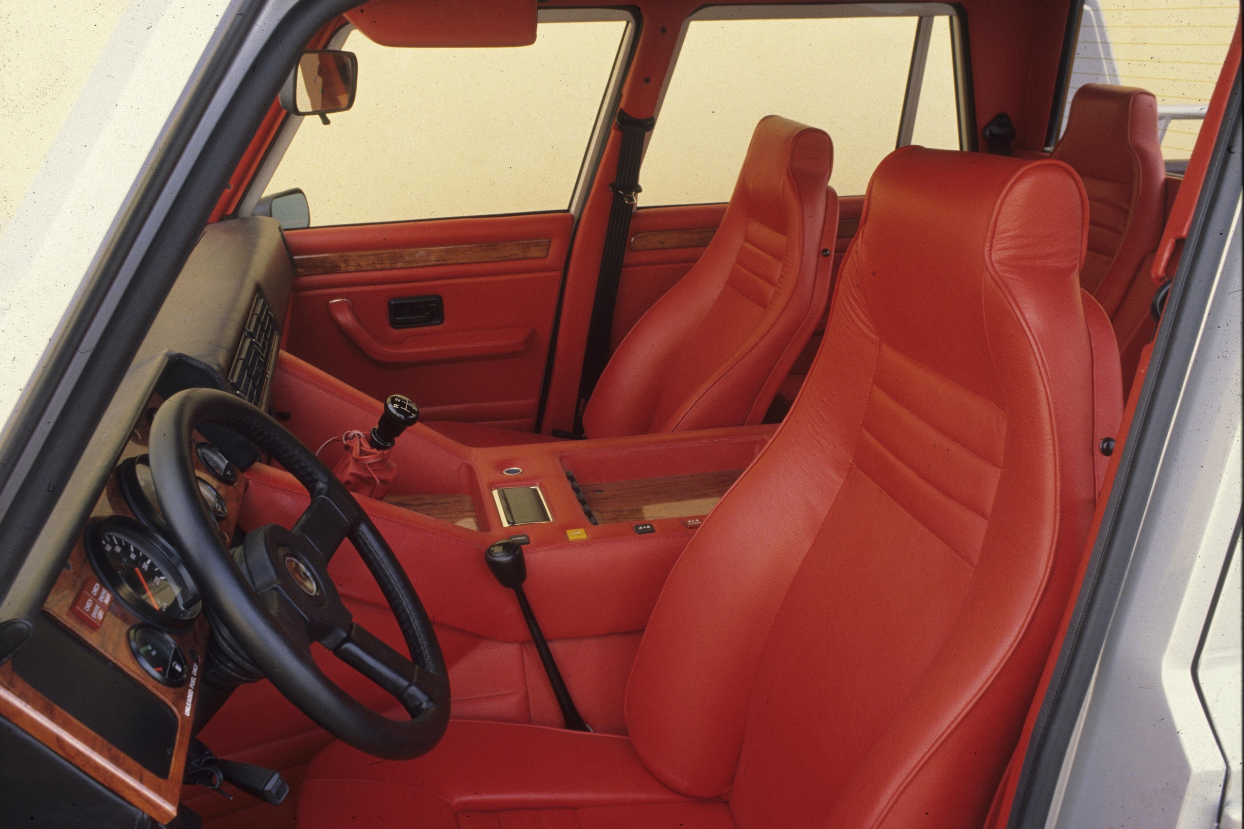Lamborghini LM002, buon compleanno Rambo Lambo: il primo super Suv compie 40 anni