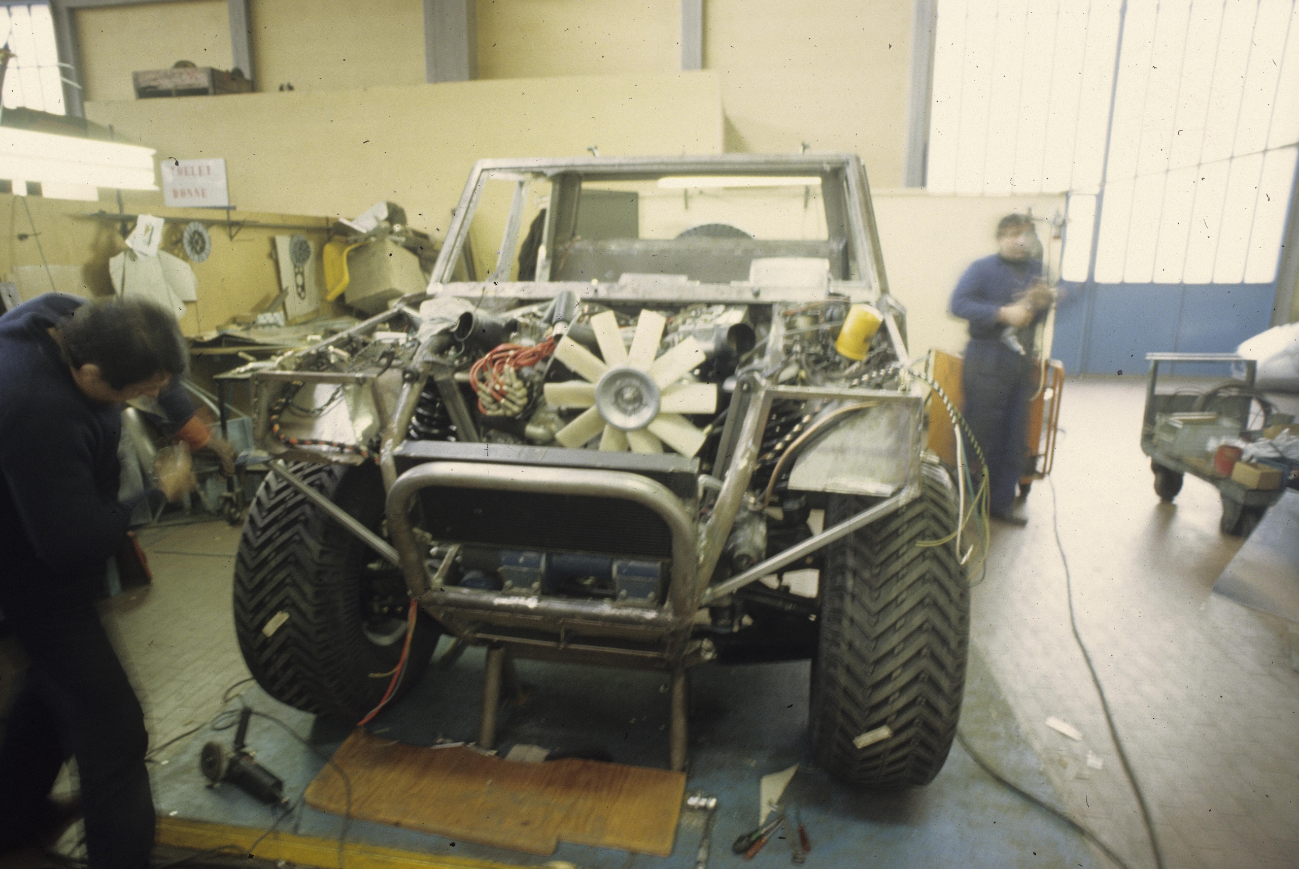 Lamborghini LM002, buon compleanno Rambo Lambo: il primo super Suv compie 40 anni