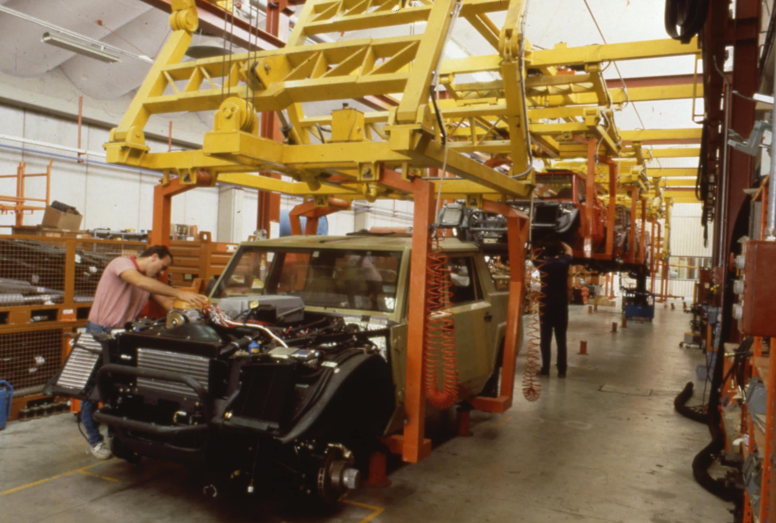 Lamborghini LM002, buon compleanno Rambo Lambo: il primo super Suv compie 40 anni