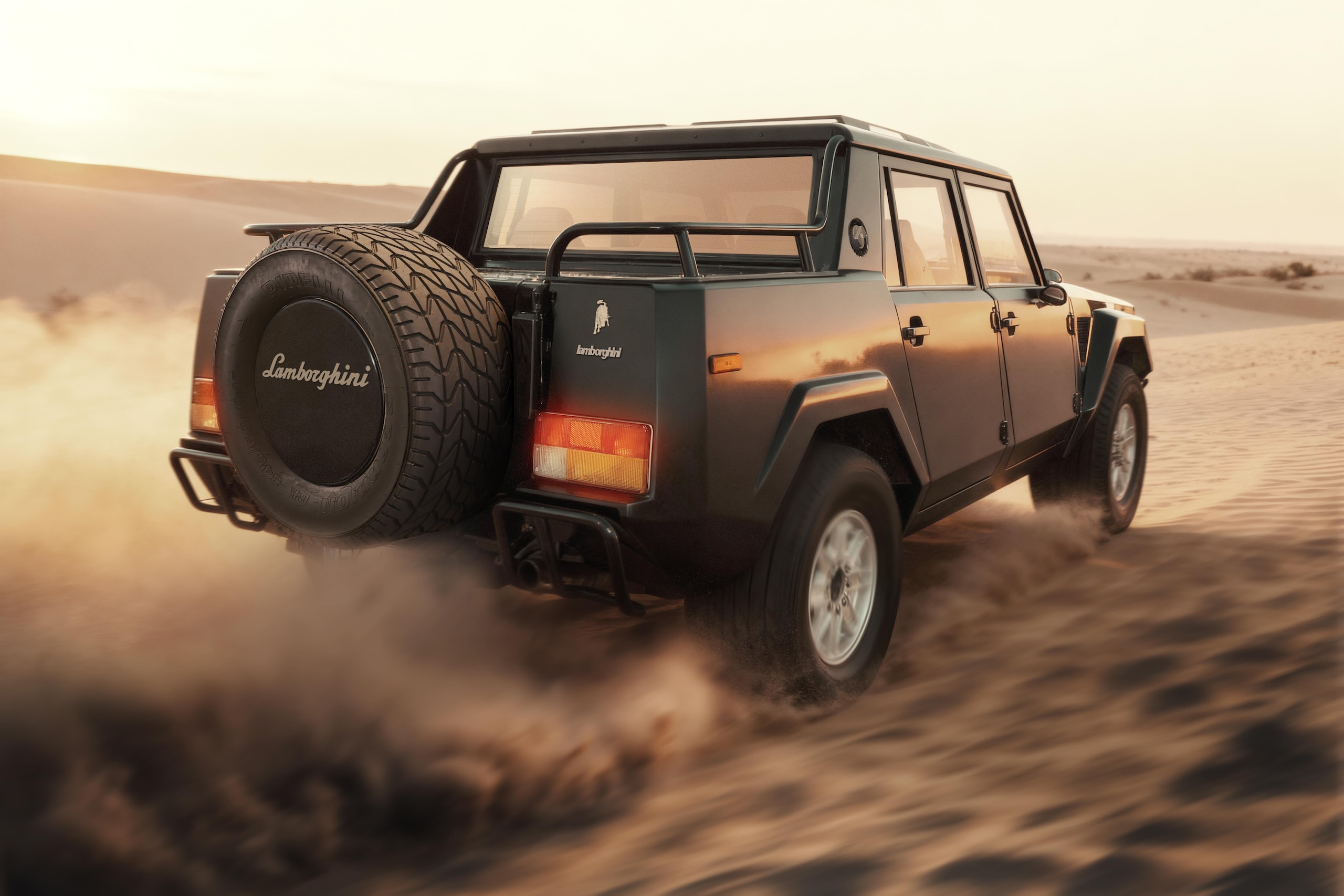 Lamborghini LM002, buon compleanno Rambo Lambo: il primo super Suv compie 40 anni