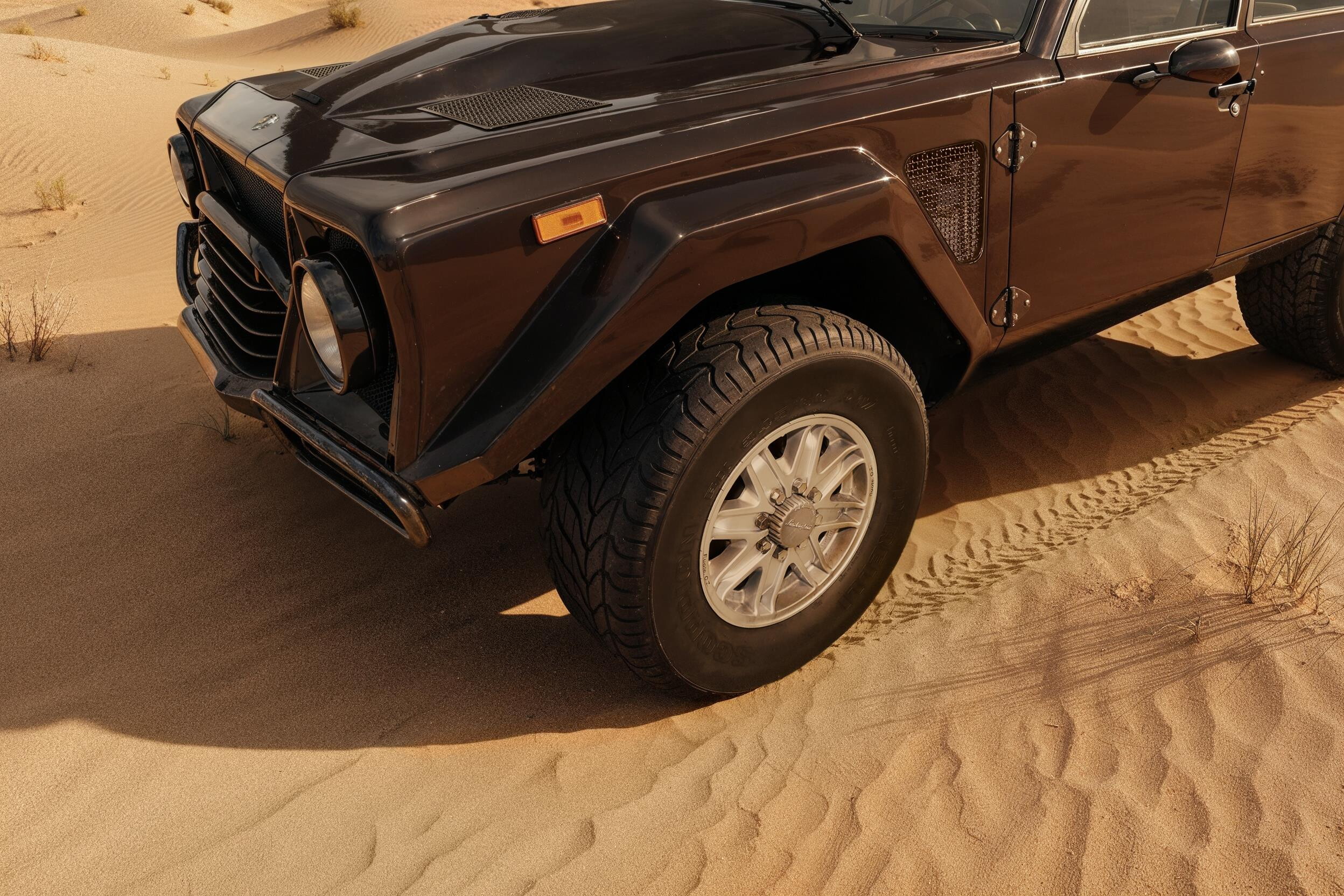 Lamborghini LM002, buon compleanno Rambo Lambo: il primo super Suv compie 40 anni