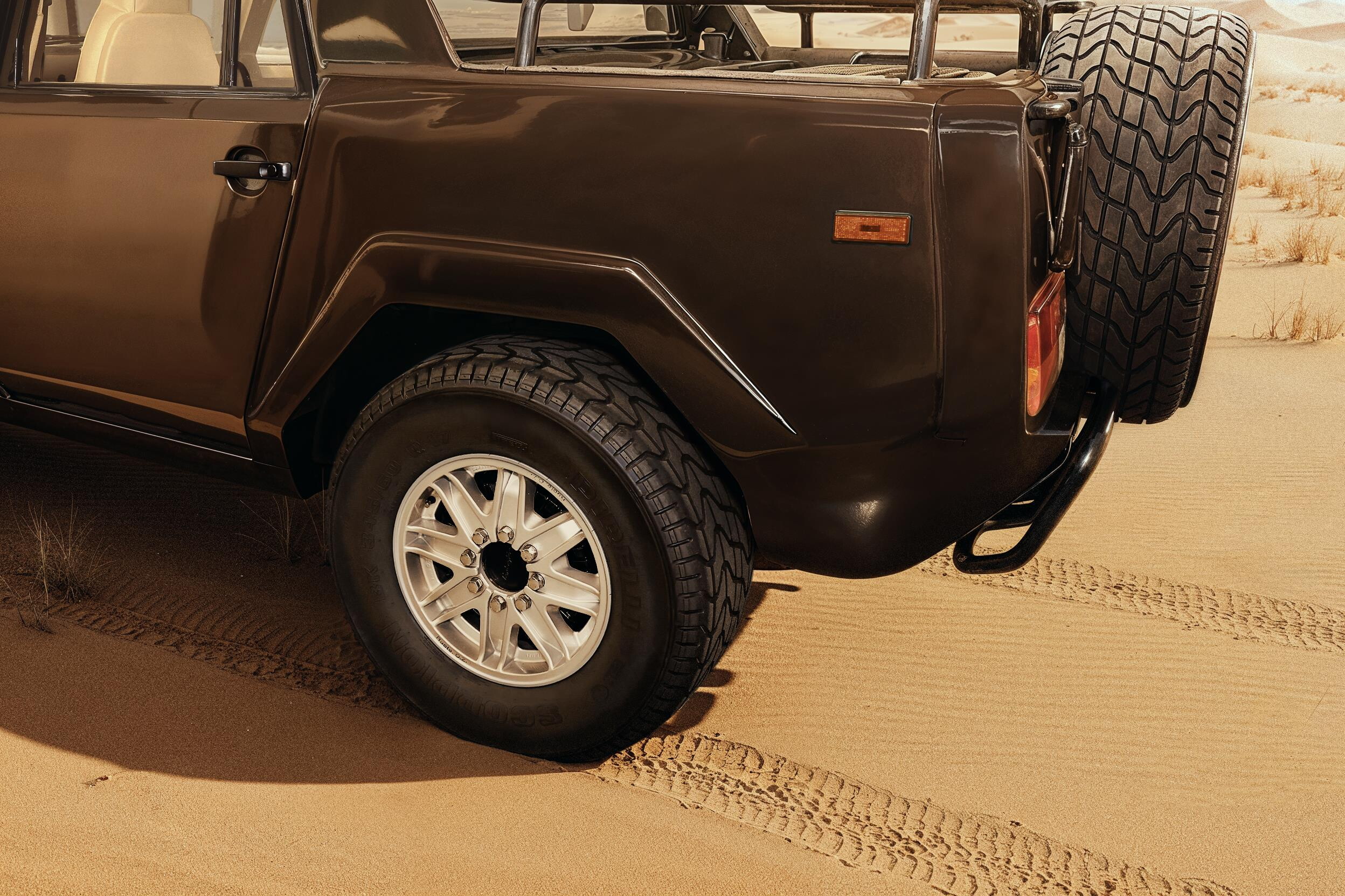 Lamborghini LM002, buon compleanno Rambo Lambo: il primo super Suv compie 40 anni