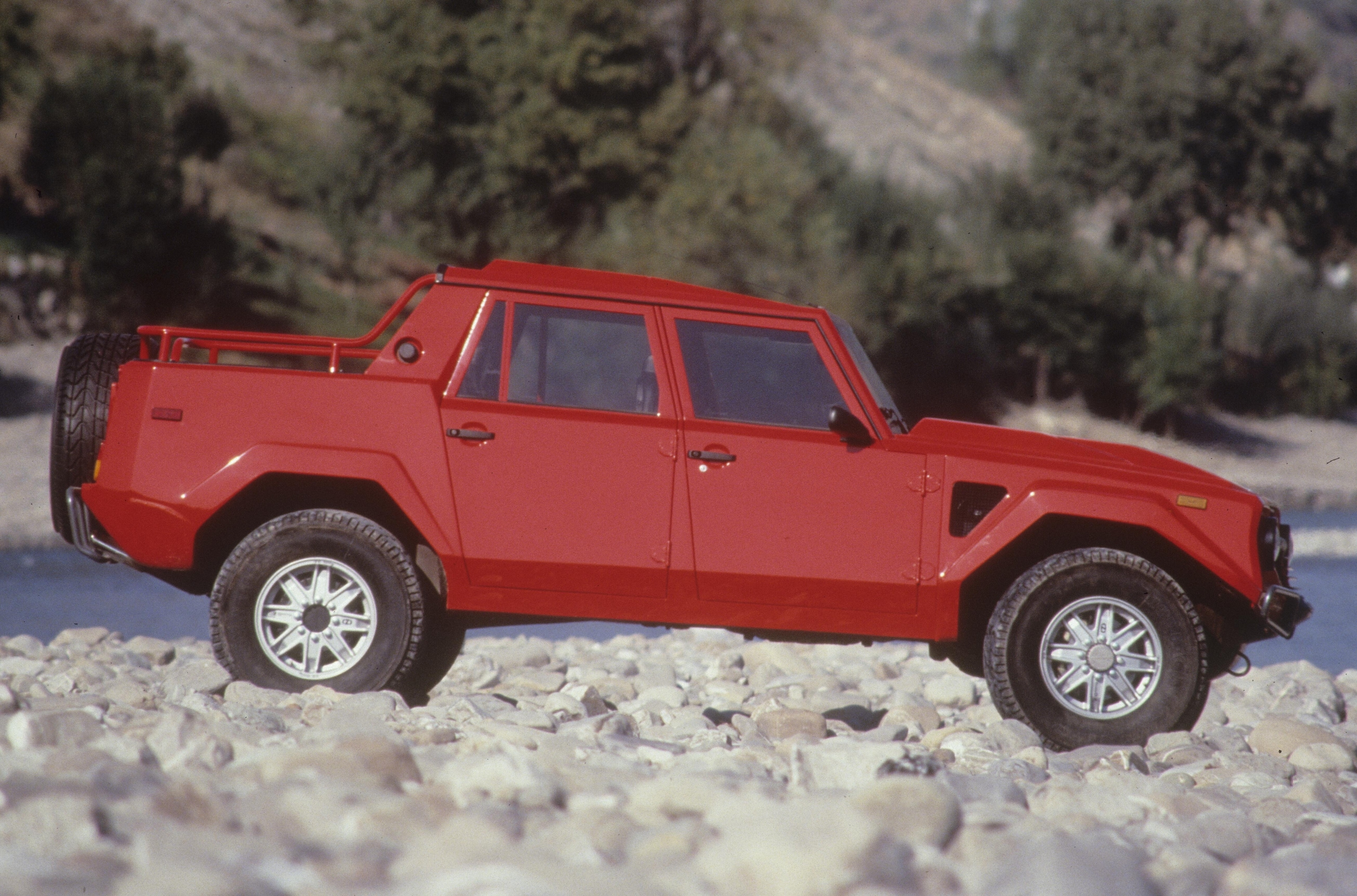 Lamborghini LM002, buon compleanno Rambo Lambo: il primo super Suv compie 40 anni