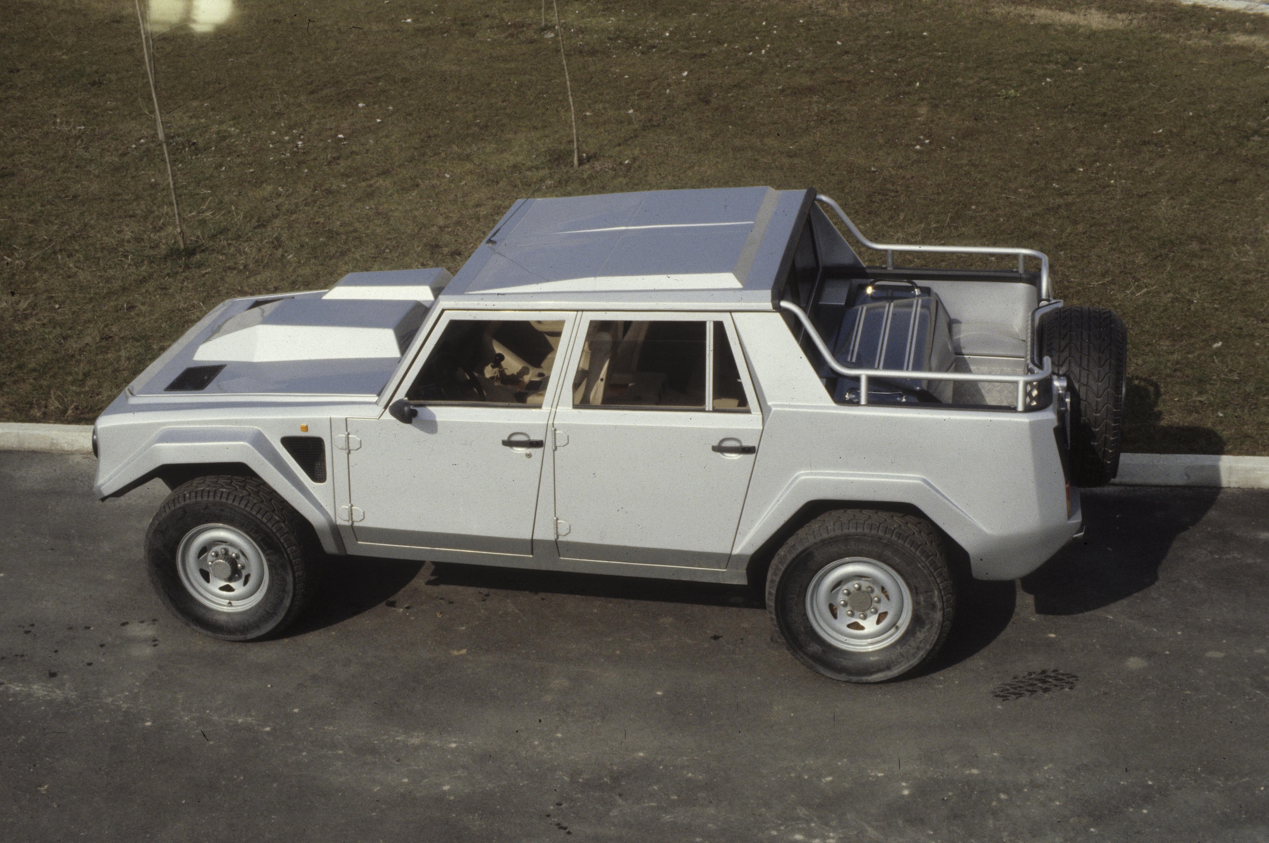 Lamborghini LM002, buon compleanno Rambo Lambo: il primo super Suv compie 40 anni