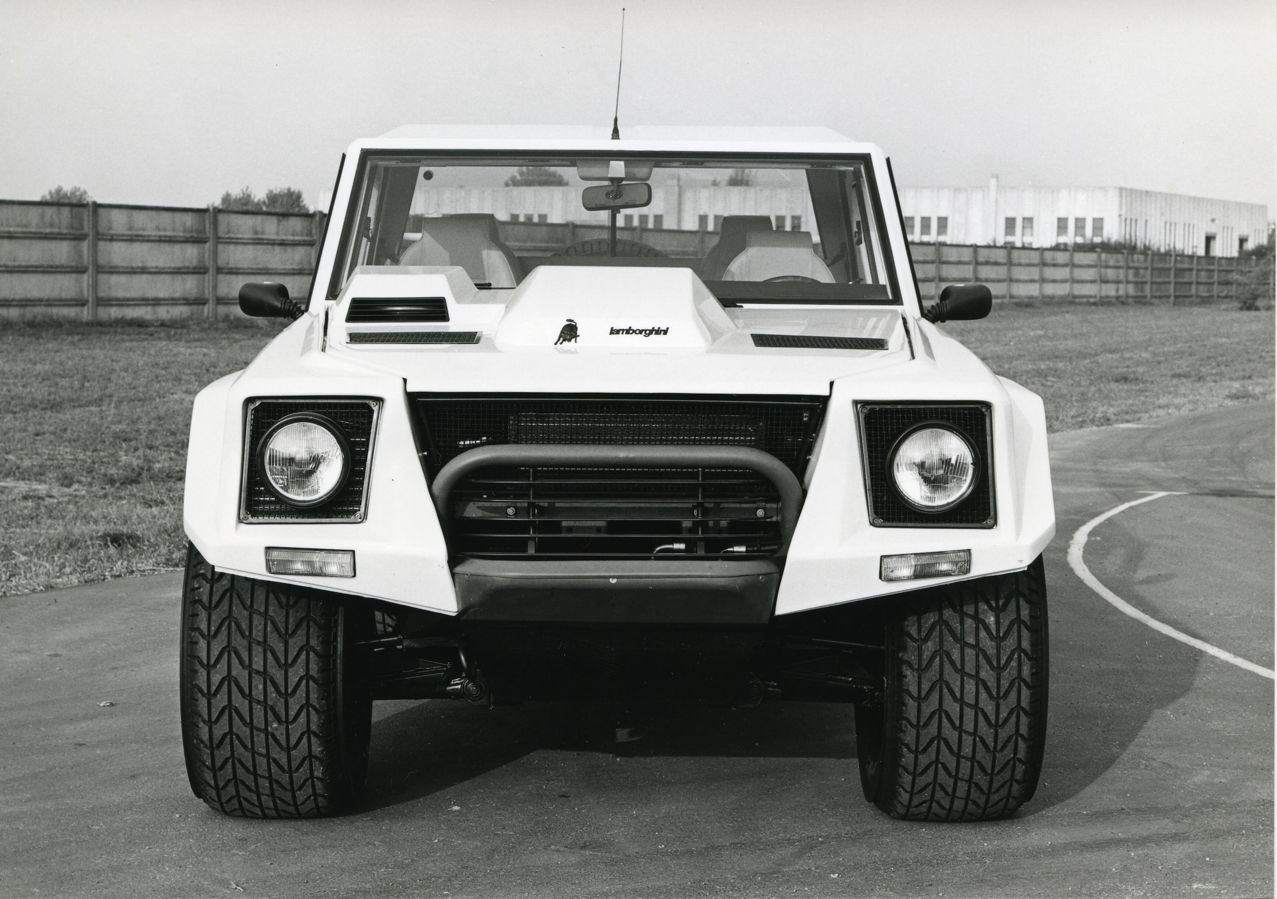Lamborghini LM002, buon compleanno Rambo Lambo: il primo super Suv compie 40 anni
