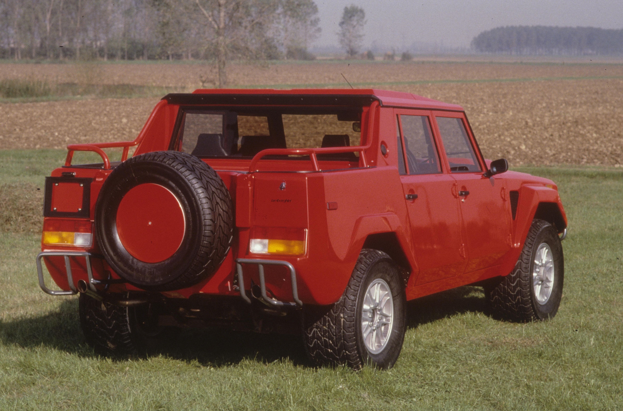 Lamborghini LM002, buon compleanno Rambo Lambo: il primo super Suv compie 40 anni