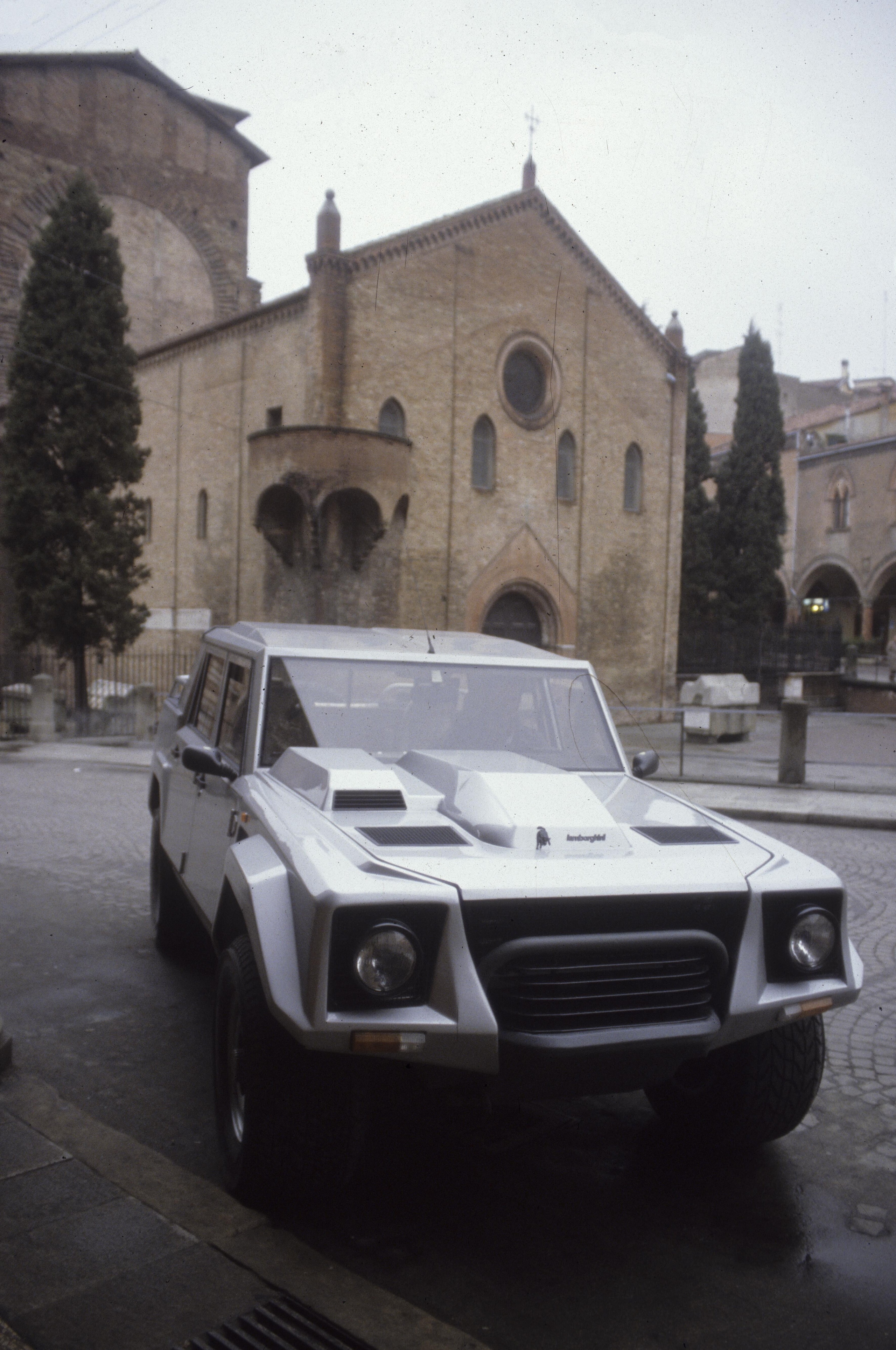 Lamborghini LM002, buon compleanno Rambo Lambo: il primo super Suv compie 40 anni