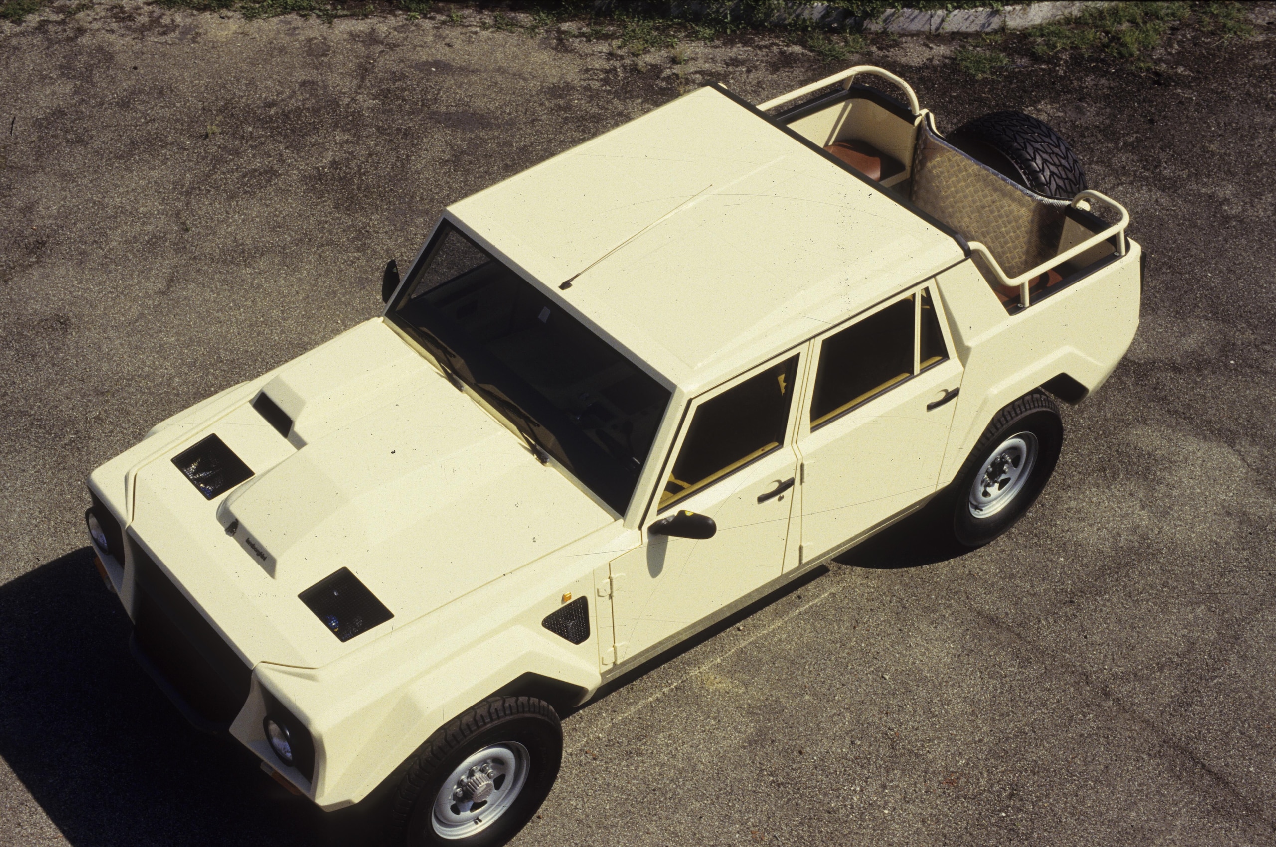 Lamborghini LM002, buon compleanno Rambo Lambo: il primo super Suv compie 40 anni