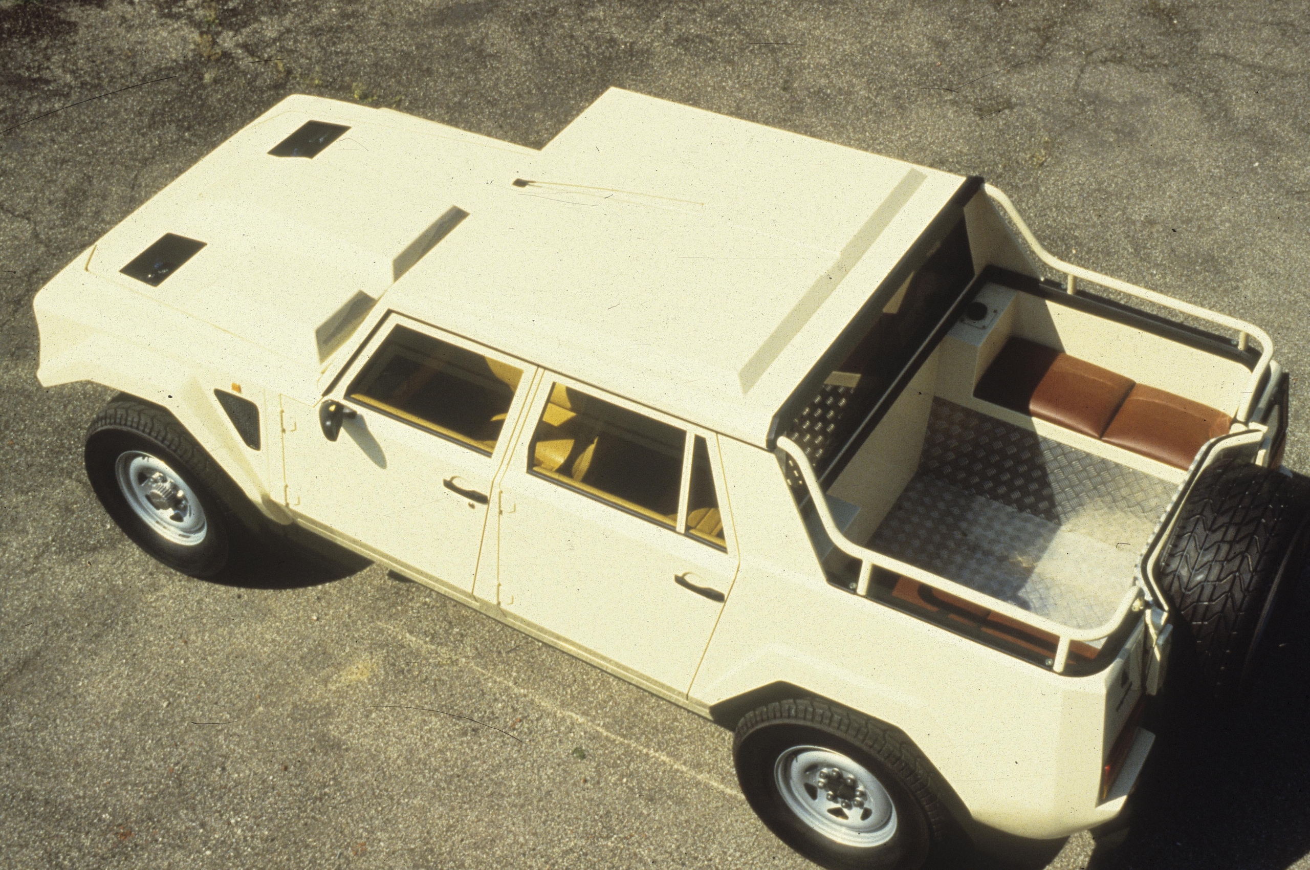 Lamborghini LM002, buon compleanno Rambo Lambo: il primo super Suv compie 40 anni