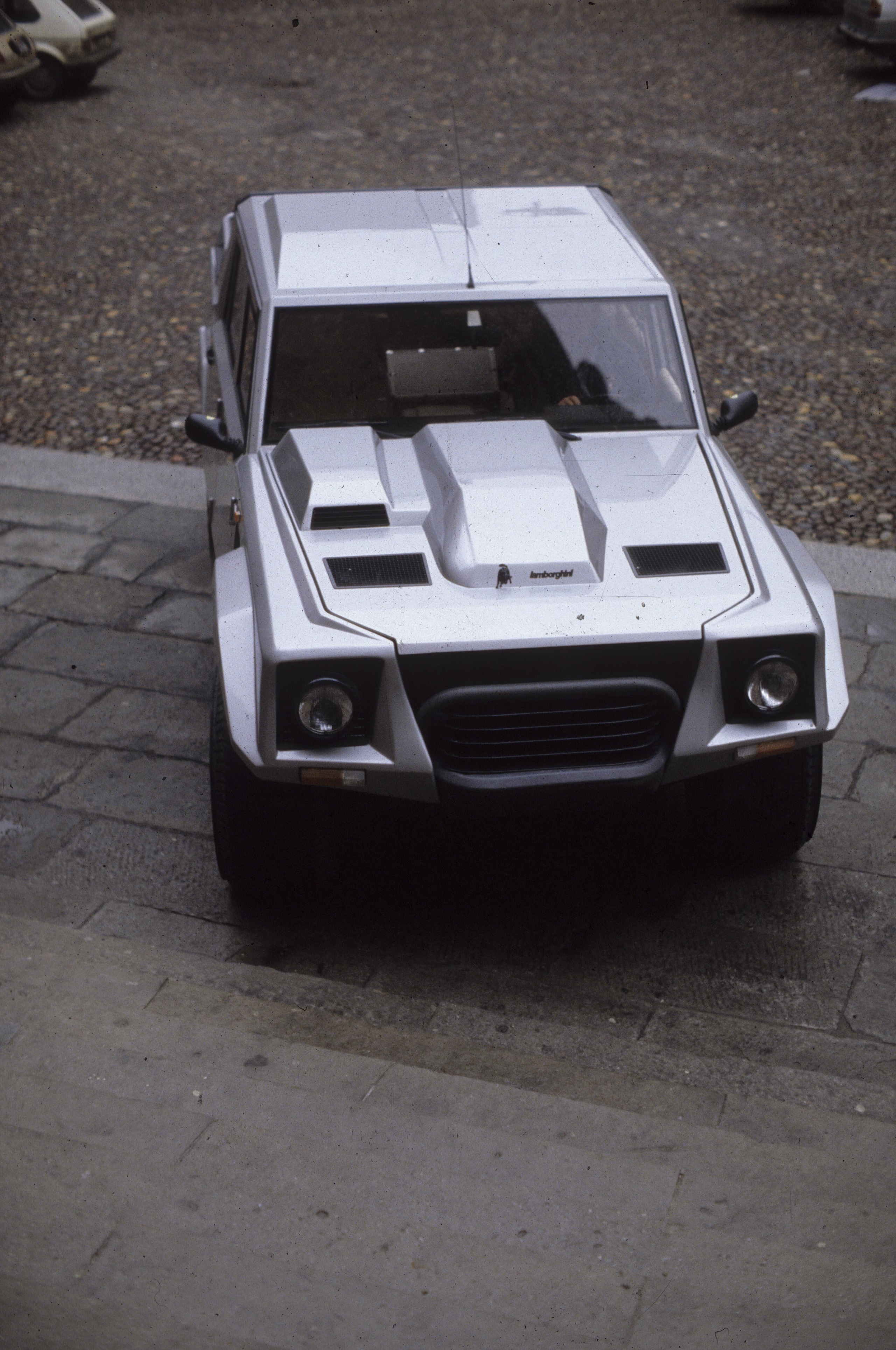 Lamborghini LM002, buon compleanno Rambo Lambo: il primo super Suv compie 40 anni