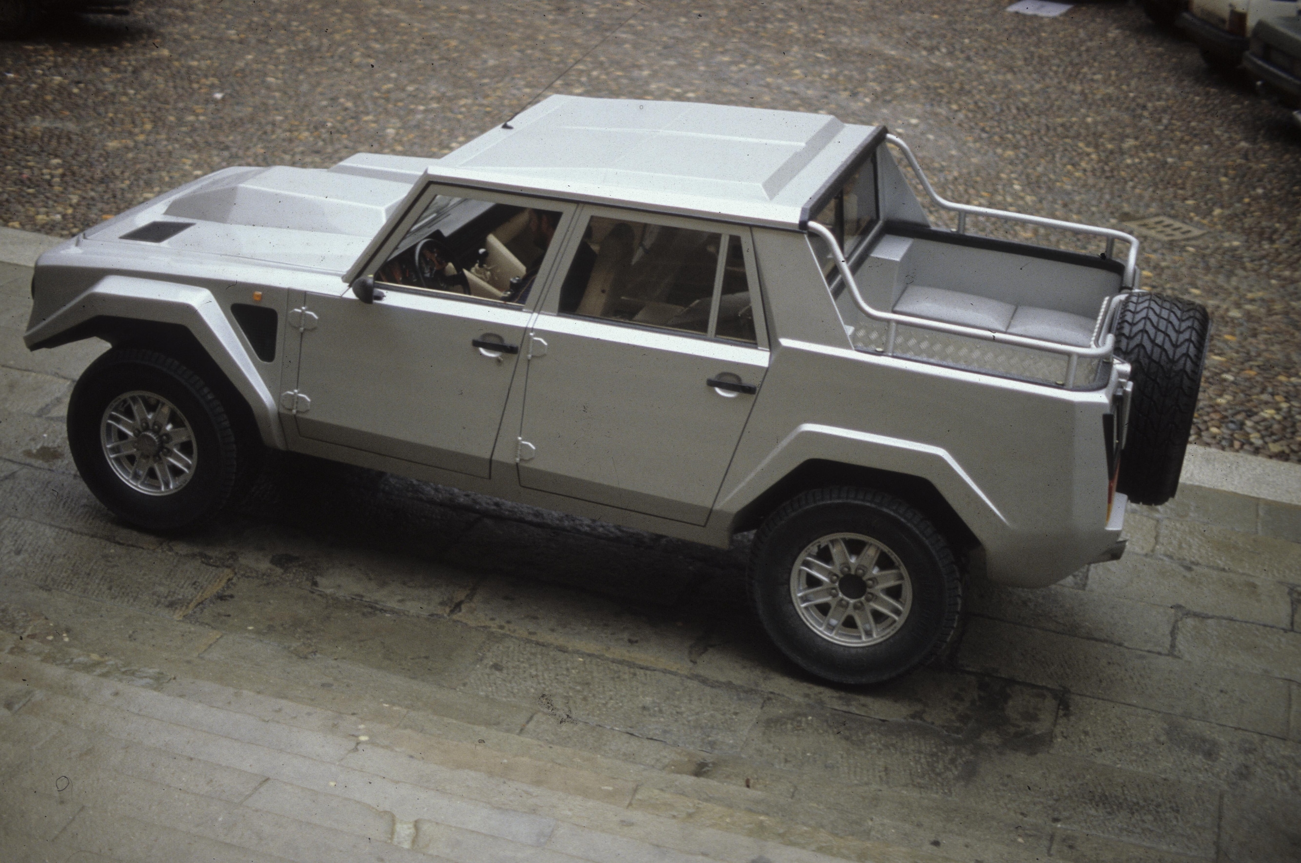 Lamborghini LM002, buon compleanno Rambo Lambo: il primo super Suv compie 40 anni