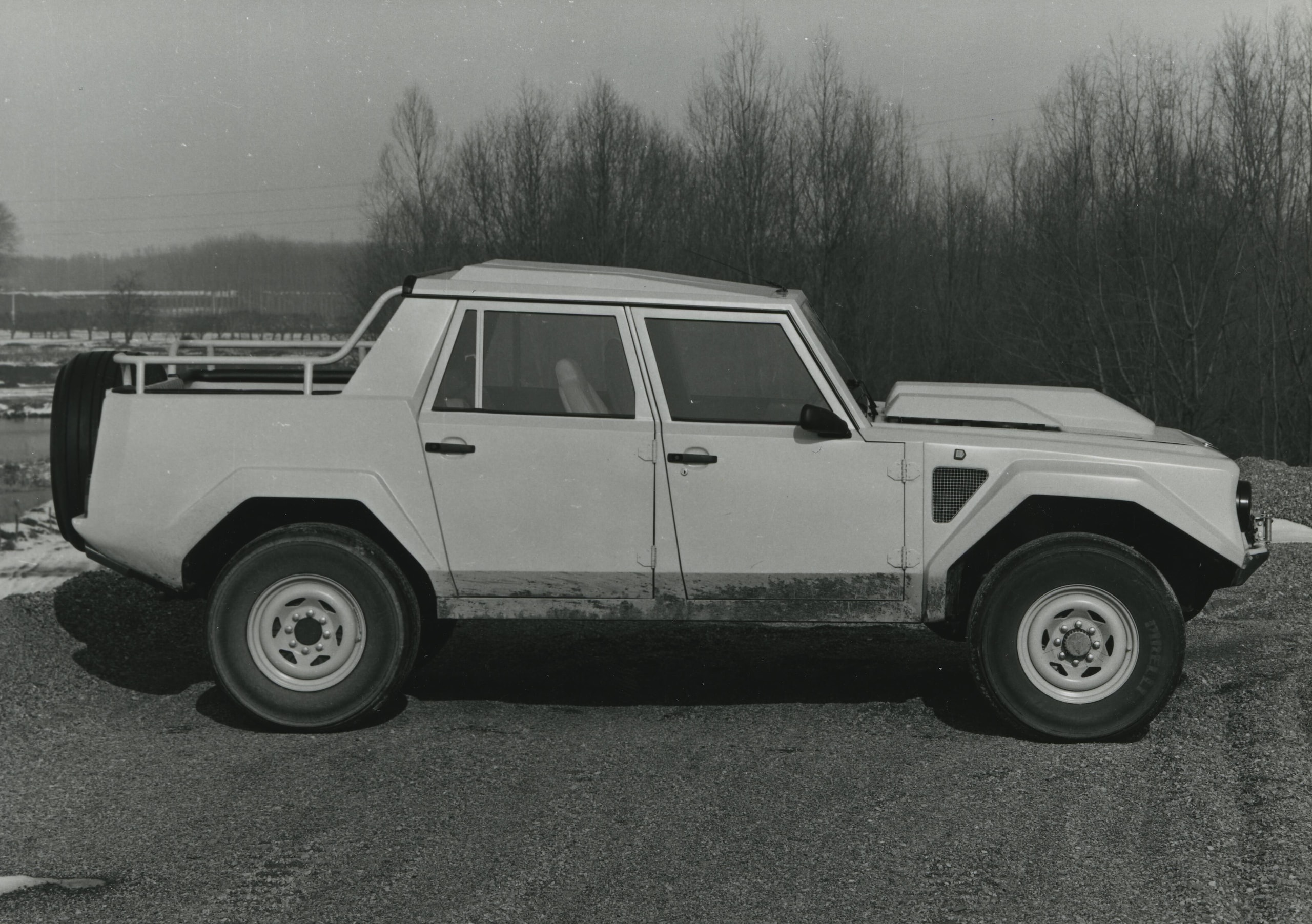 Lamborghini LM002, buon compleanno Rambo Lambo: il primo super Suv compie 40 anni