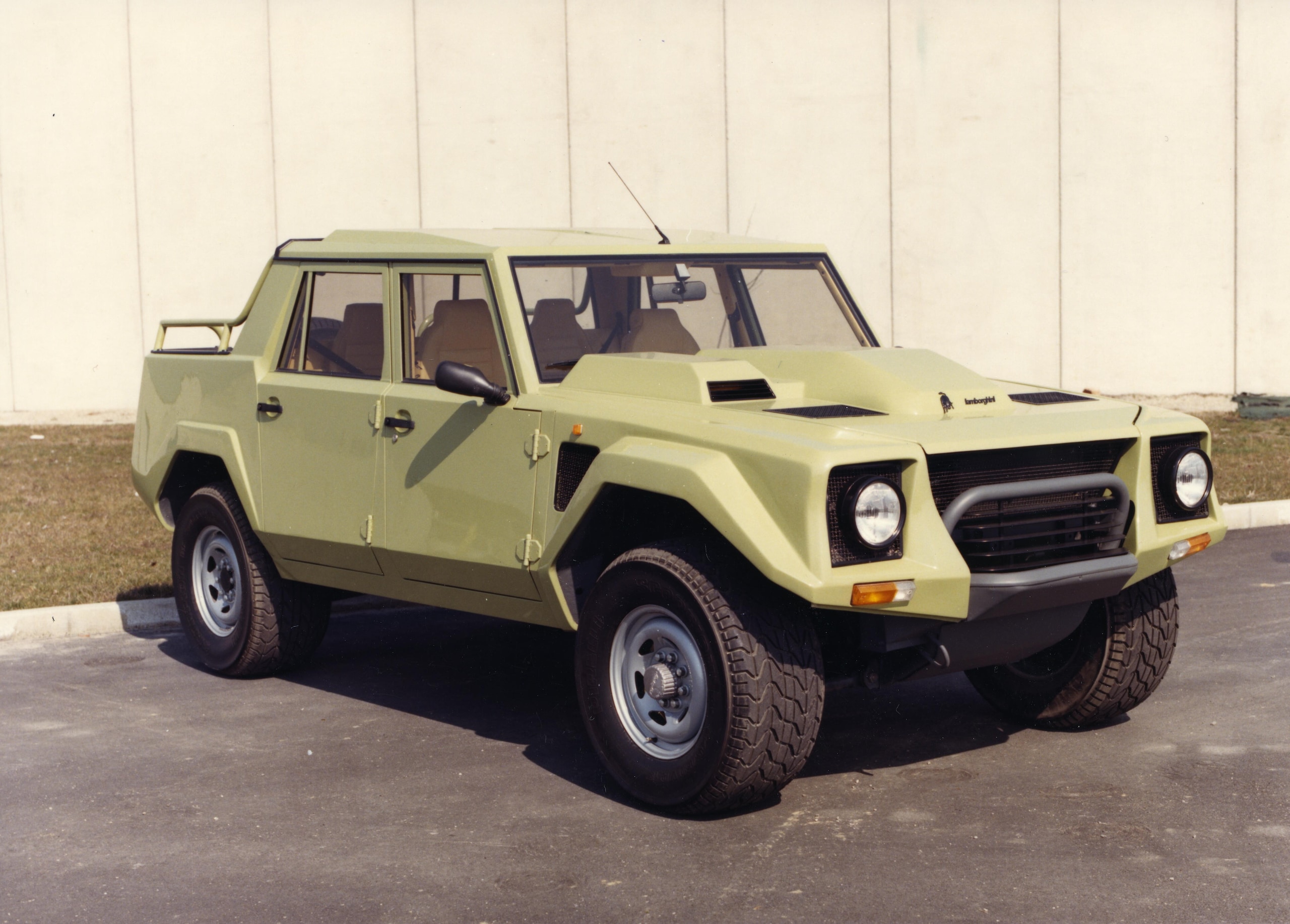 Lamborghini LM002, buon compleanno Rambo Lambo: il primo super Suv compie 40 anni