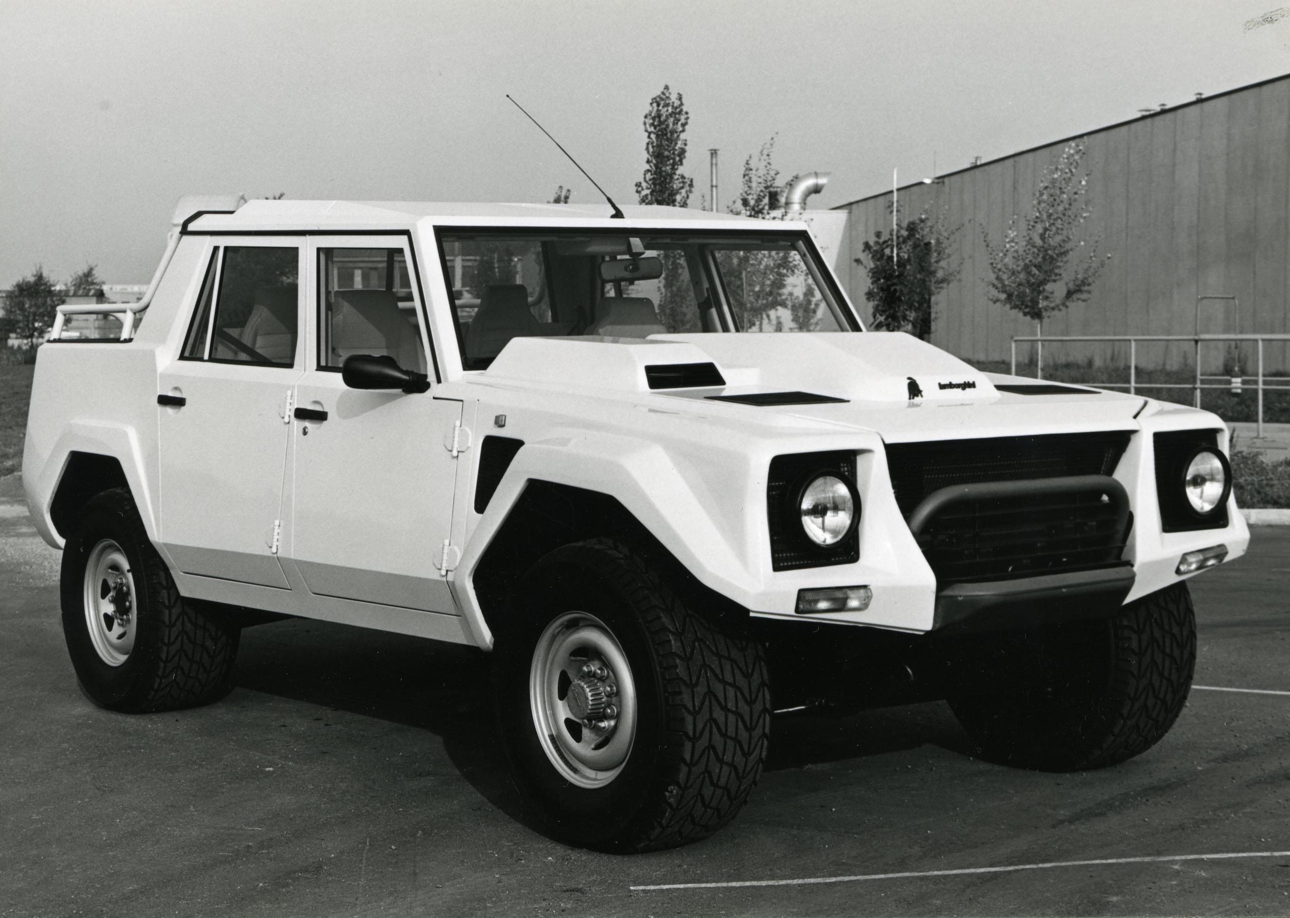 Lamborghini LM002, buon compleanno Rambo Lambo: il primo super Suv compie 40 anni