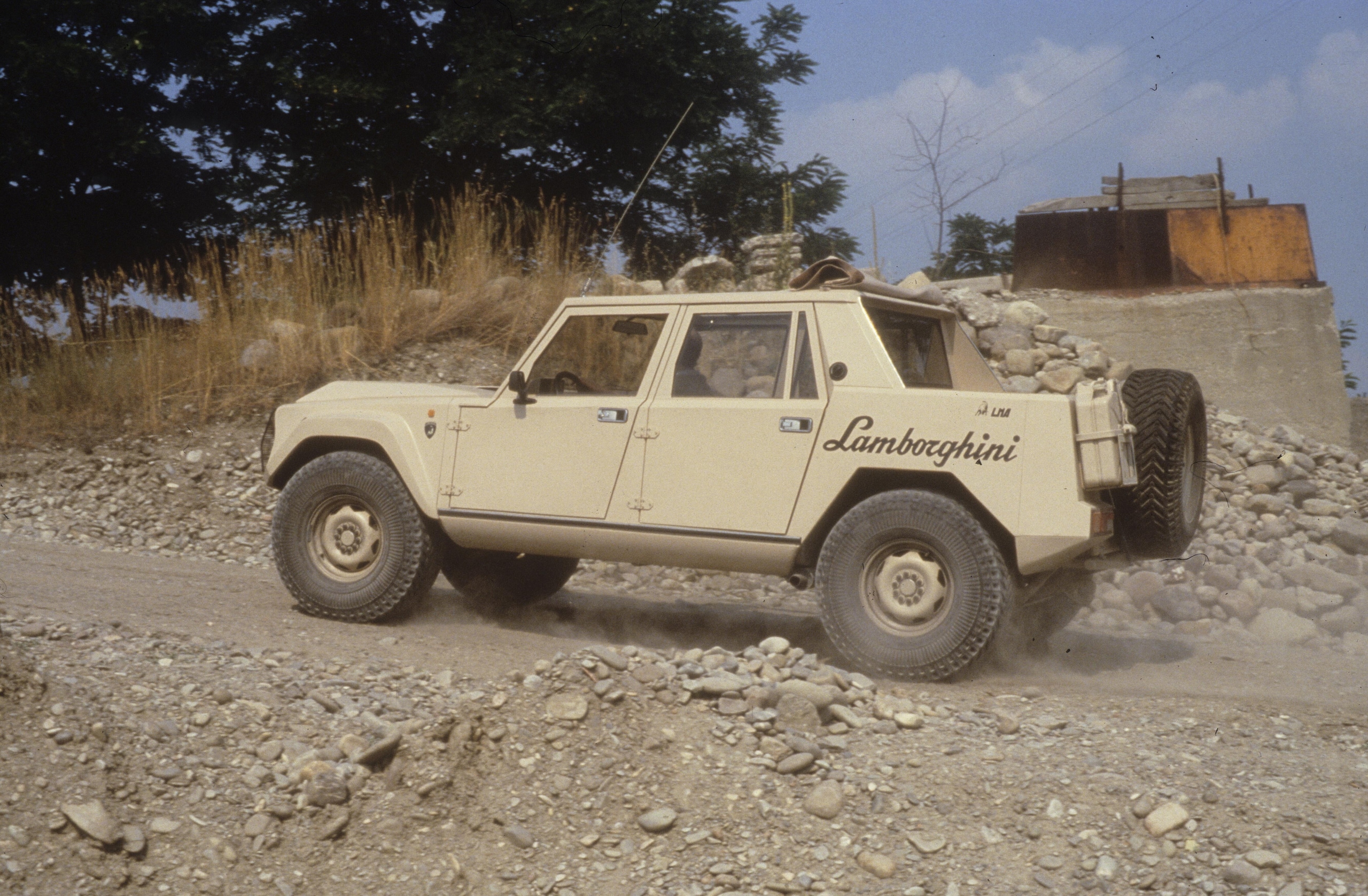 Lamborghini LM002, buon compleanno Rambo Lambo: il primo super Suv compie 40 anni