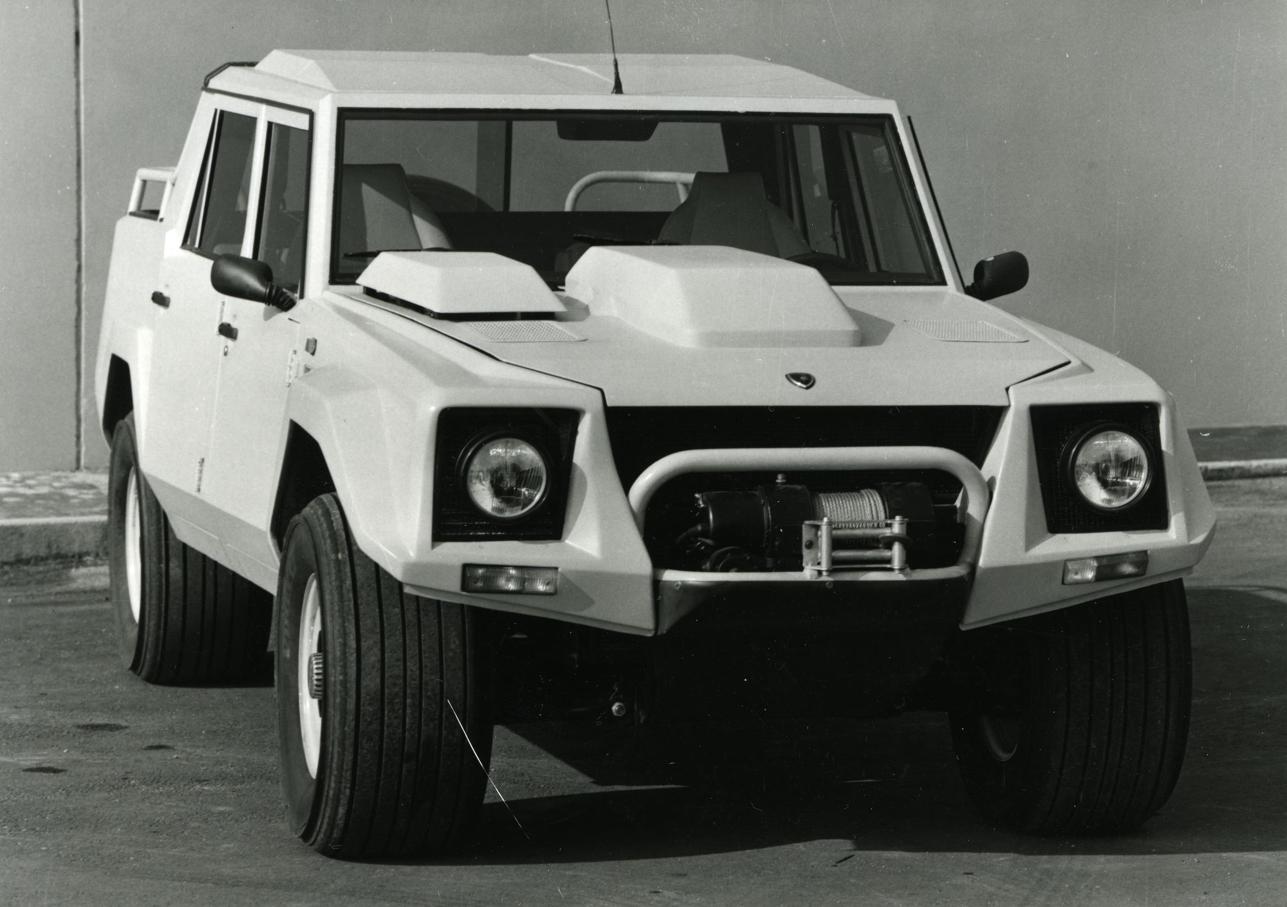 Lamborghini LM002, buon compleanno Rambo Lambo: il primo super Suv compie 40 anni