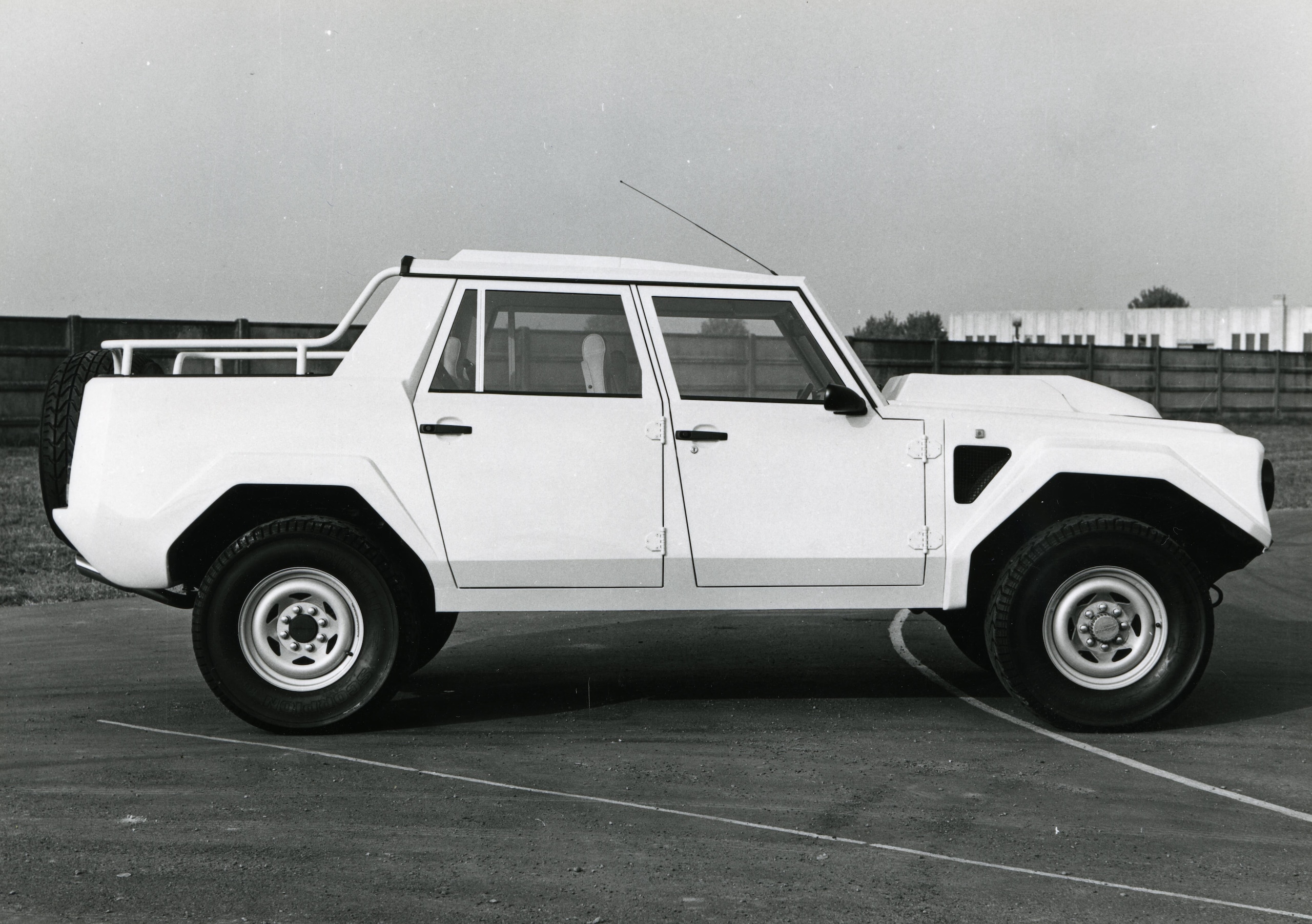 Lamborghini LM002, buon compleanno Rambo Lambo: il primo super Suv compie 40 anni