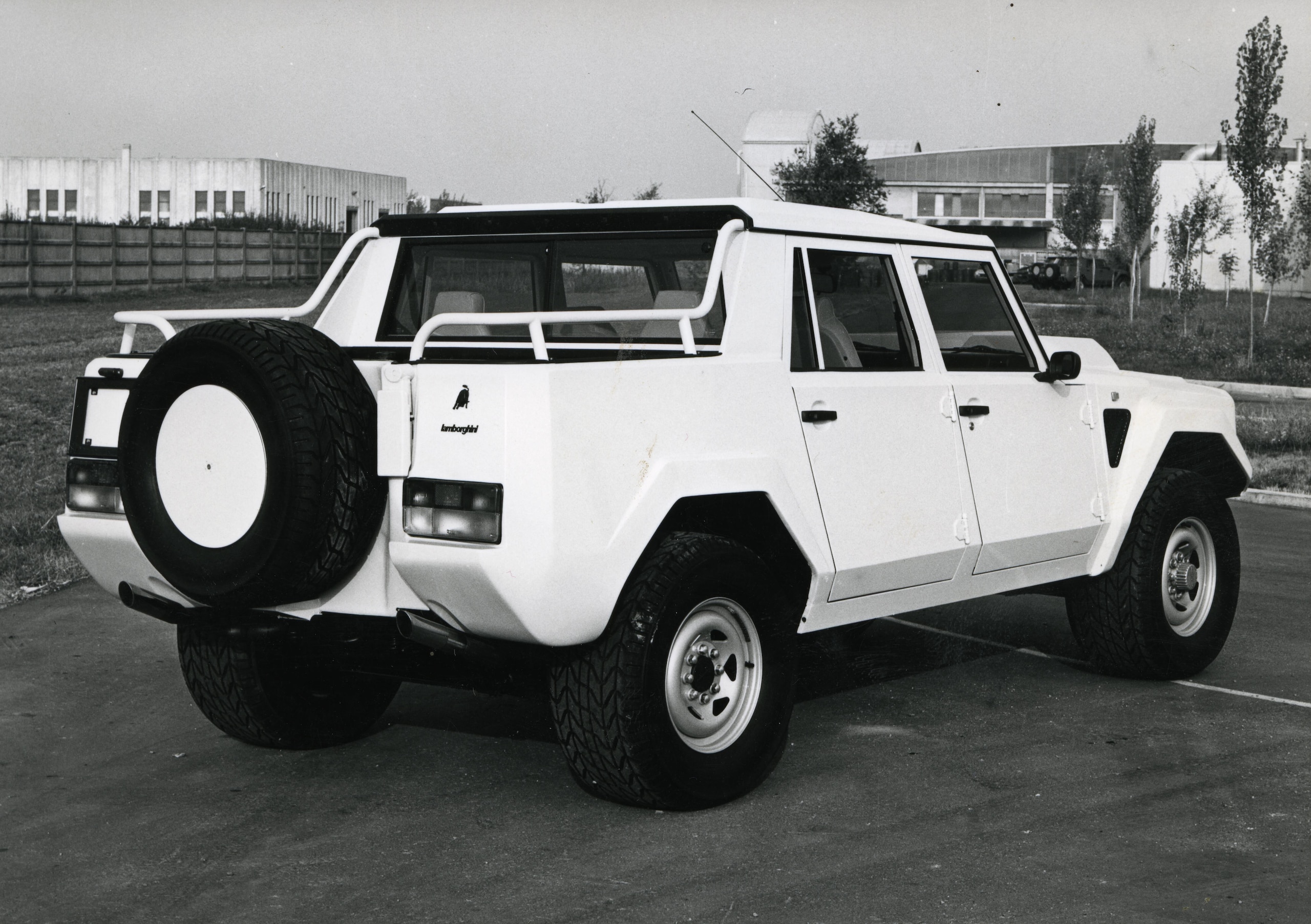 Lamborghini LM002, buon compleanno Rambo Lambo: il primo super Suv compie 40 anni