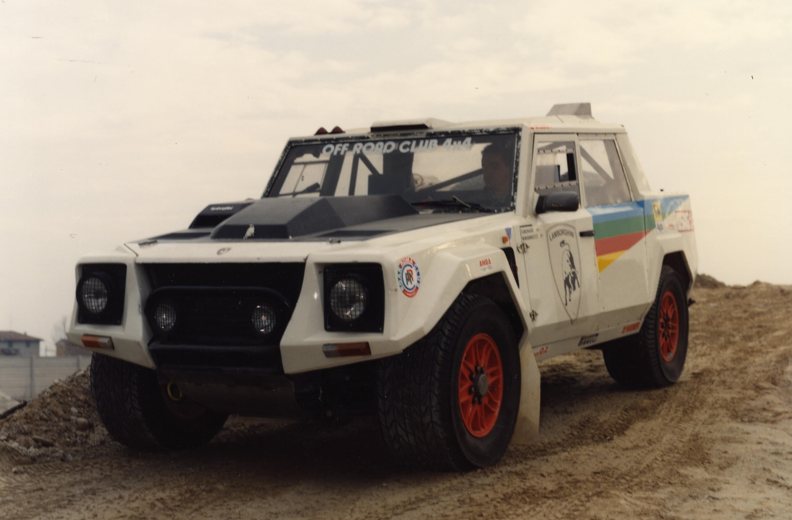 Lamborghini LM002, buon compleanno Rambo Lambo: il primo super Suv compie 40 anni