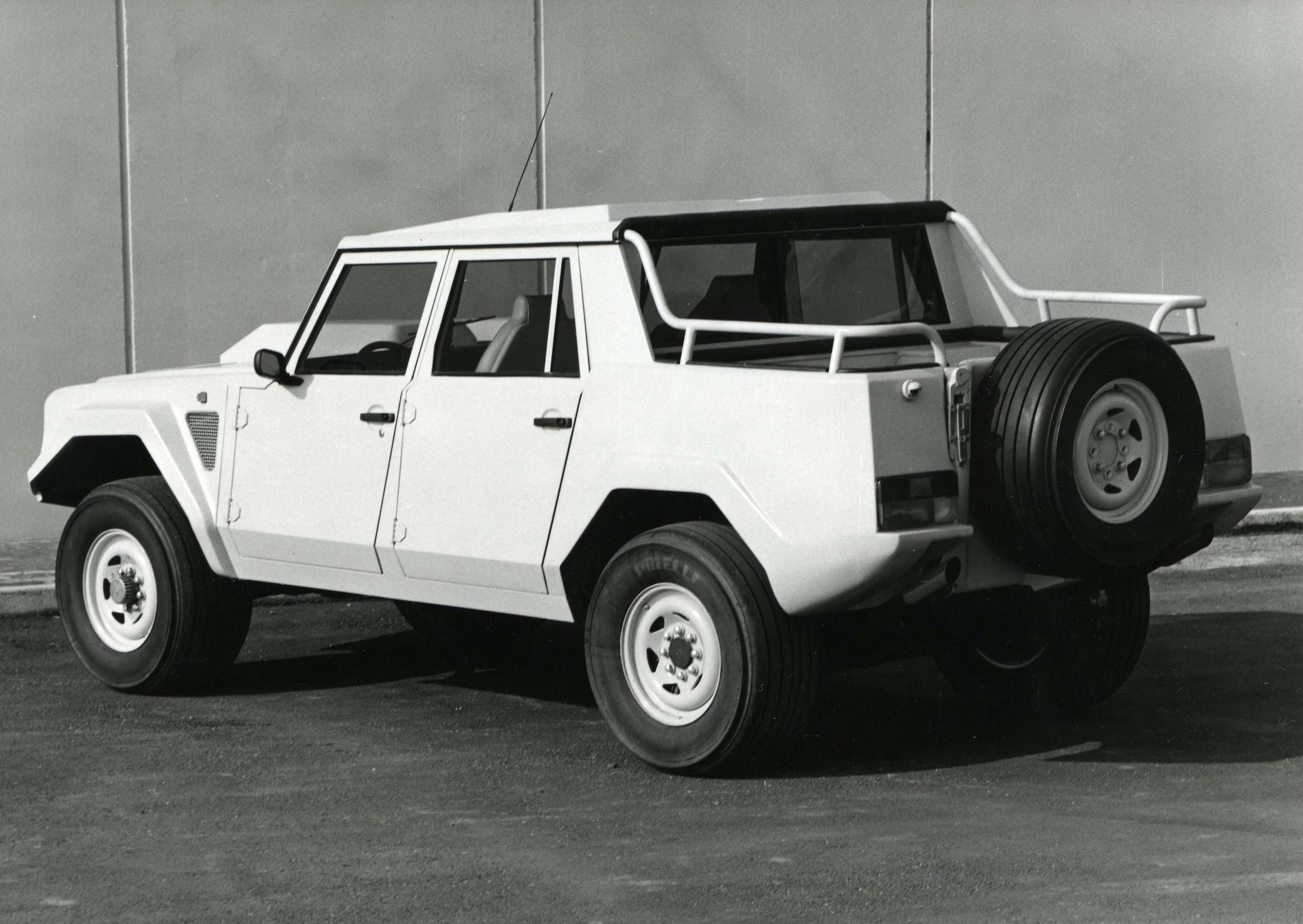 Lamborghini LM002, buon compleanno Rambo Lambo: il primo super Suv compie 40 anni