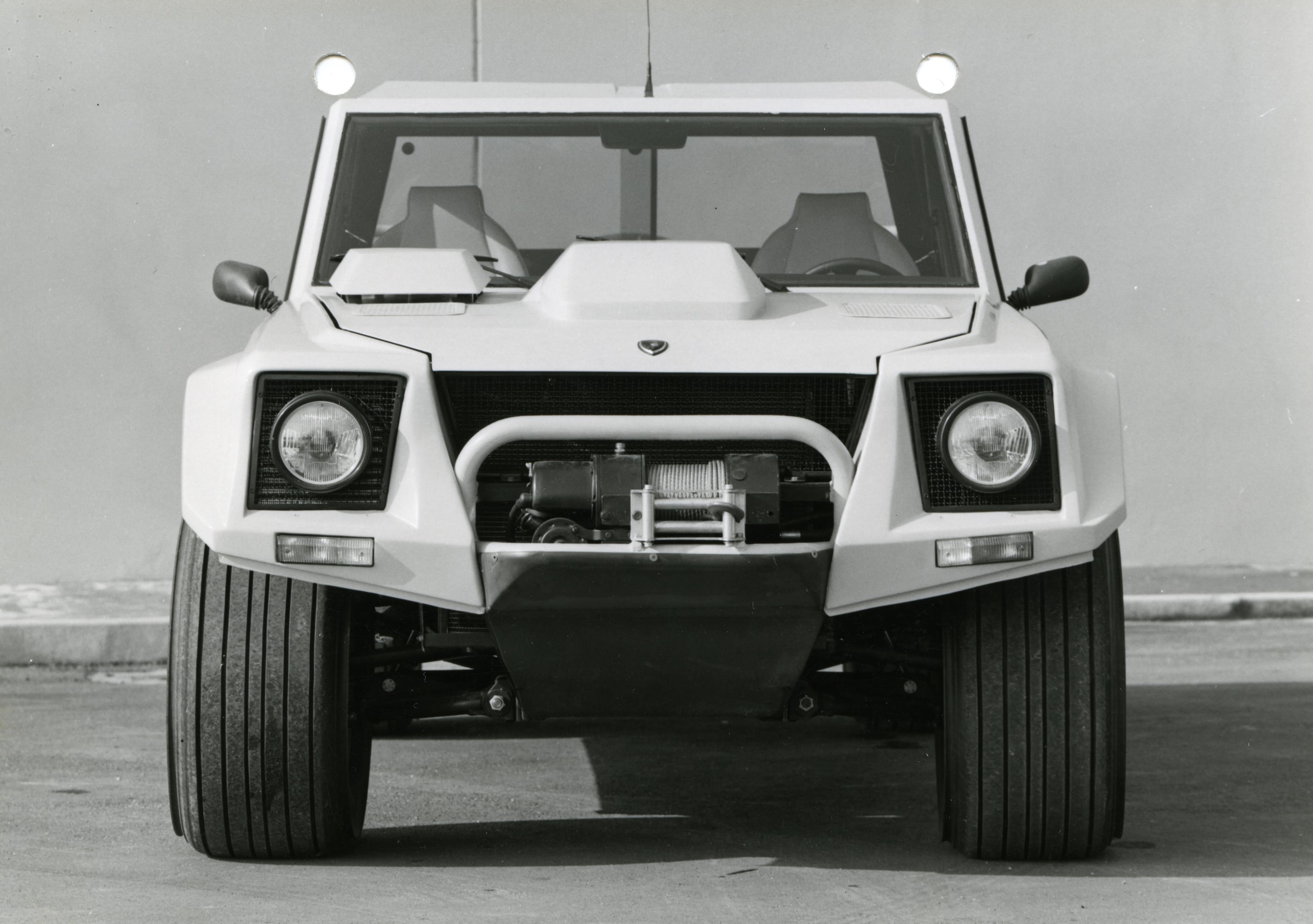 Lamborghini LM002, buon compleanno Rambo Lambo: il primo super Suv compie 40 anni