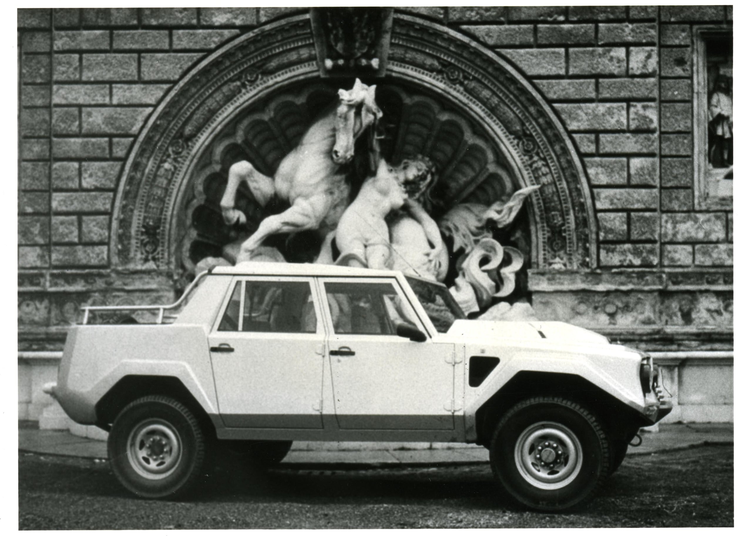 Lamborghini LM002, buon compleanno Rambo Lambo: il primo super Suv compie 40 anni