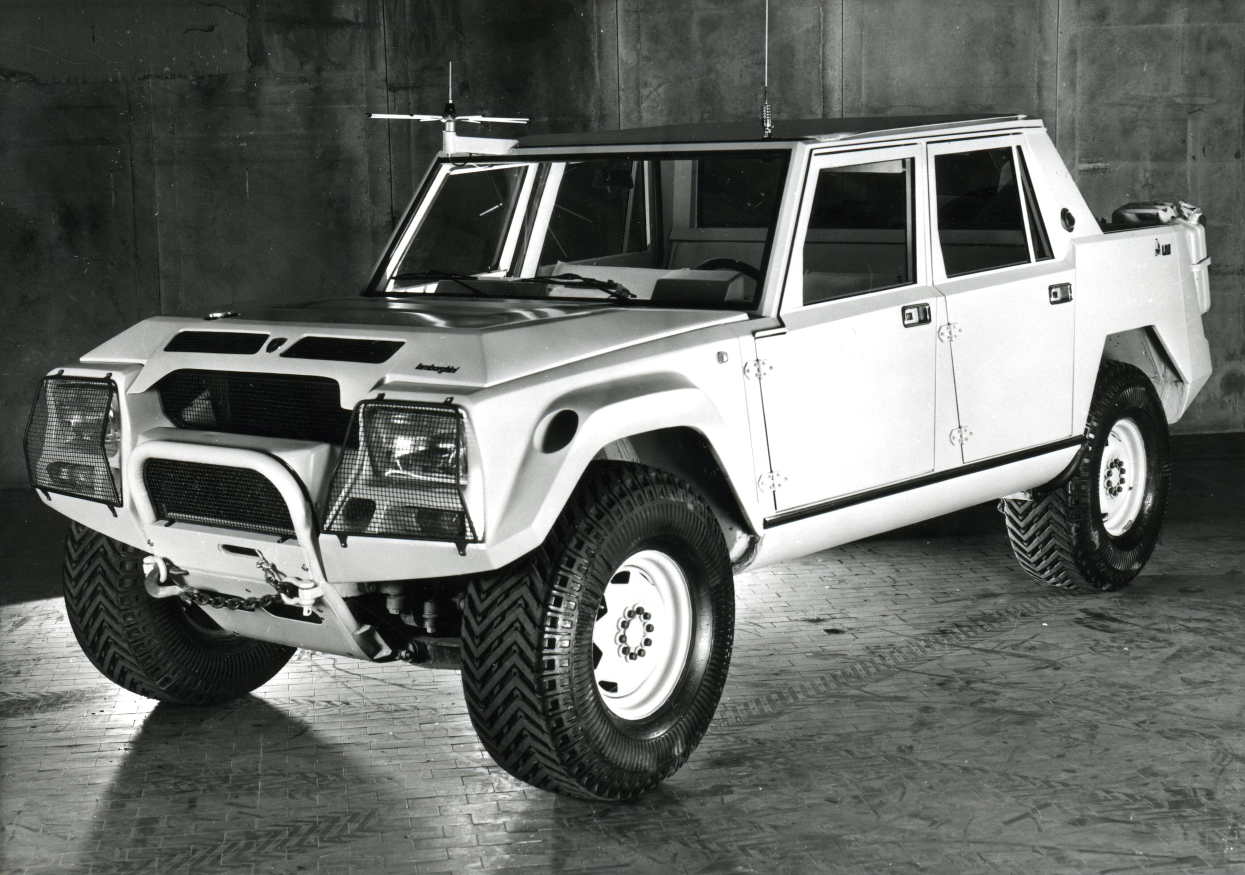 Lamborghini LM002, buon compleanno Rambo Lambo: il primo super Suv compie 40 anni