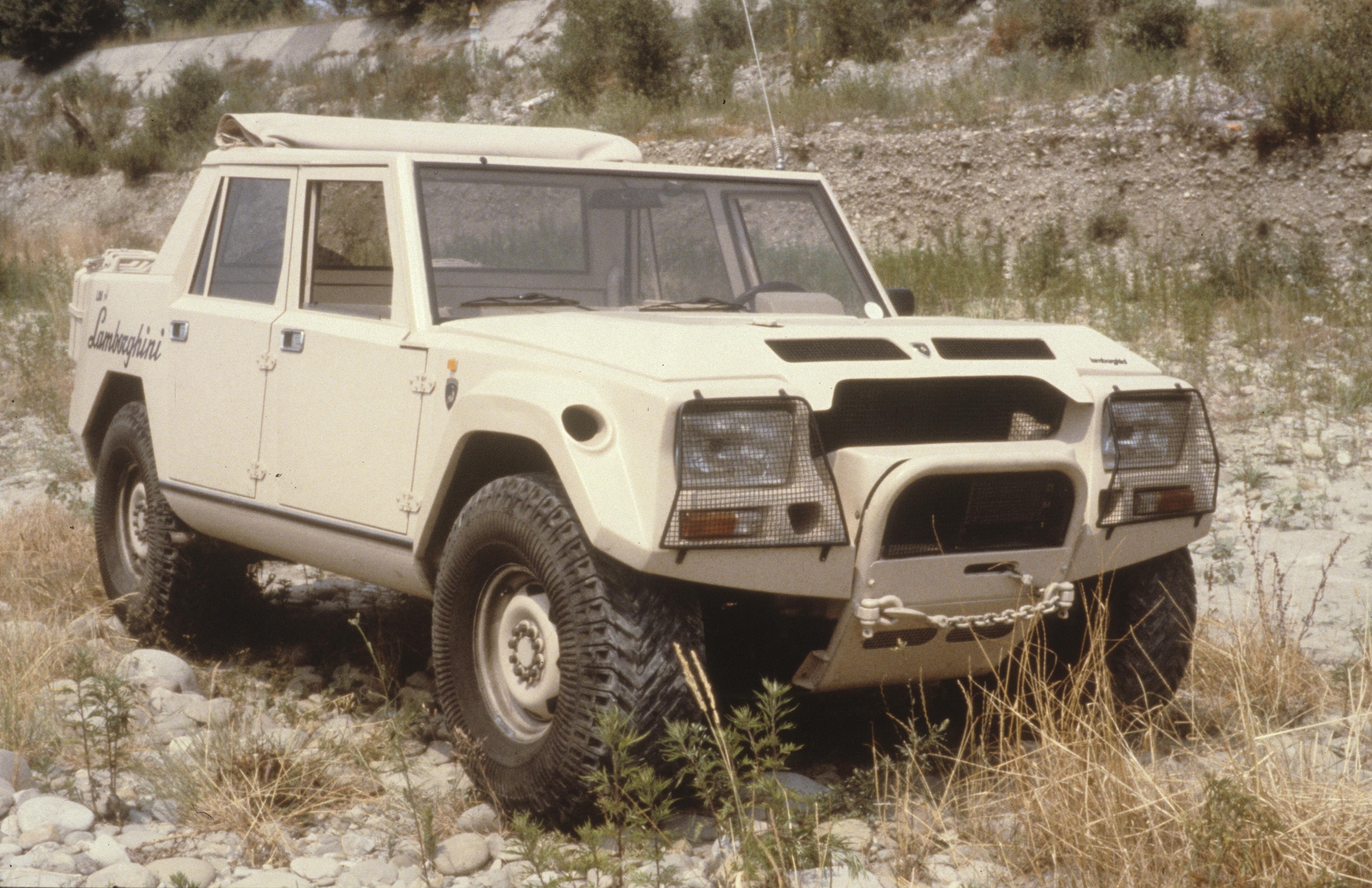Lamborghini LM002, buon compleanno Rambo Lambo: il primo super Suv compie 40 anni