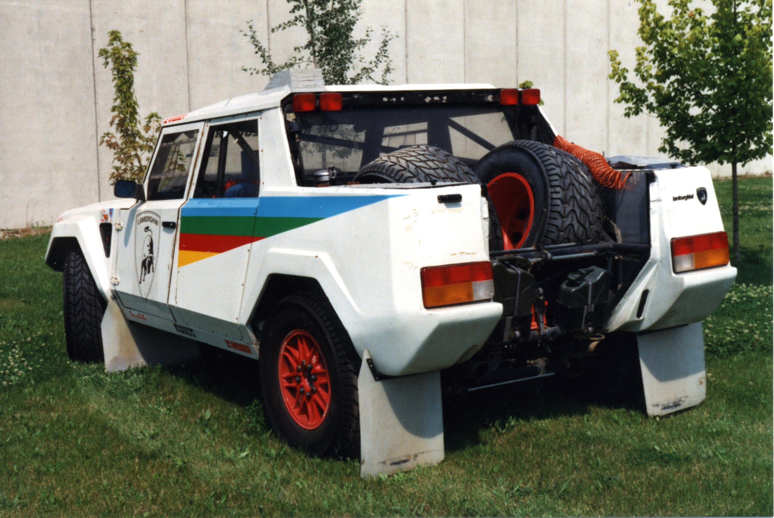 Lamborghini LM002, buon compleanno Rambo Lambo: il primo super Suv compie 40 anni
