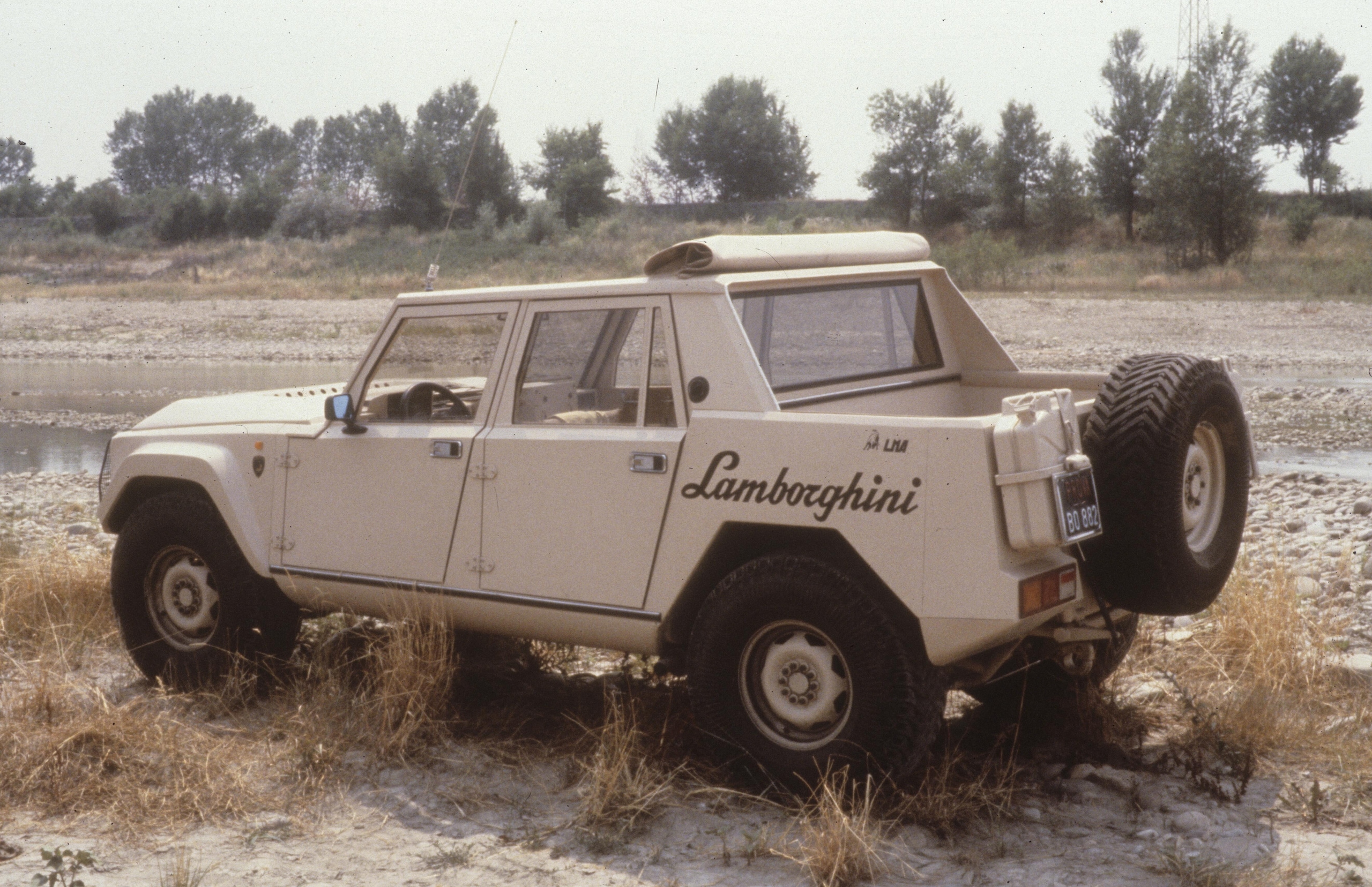 Lamborghini LM002, buon compleanno Rambo Lambo: il primo super Suv compie 40 anni