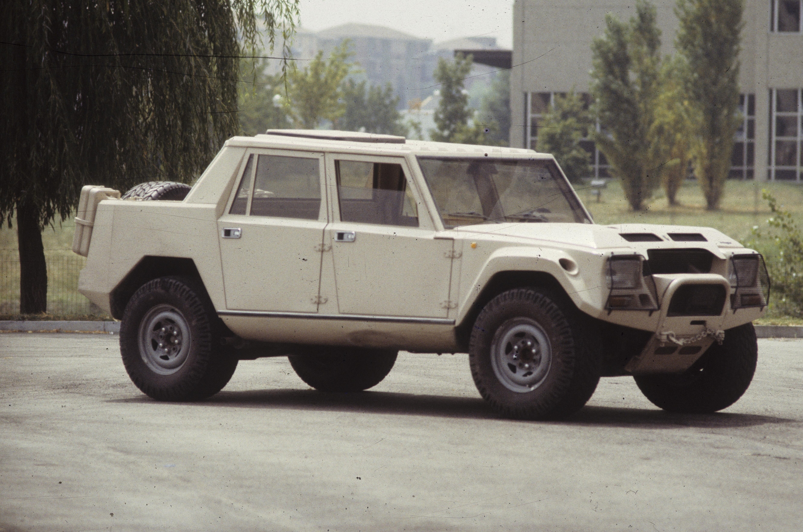 Lamborghini LM002, buon compleanno Rambo Lambo: il primo super Suv compie 40 anni