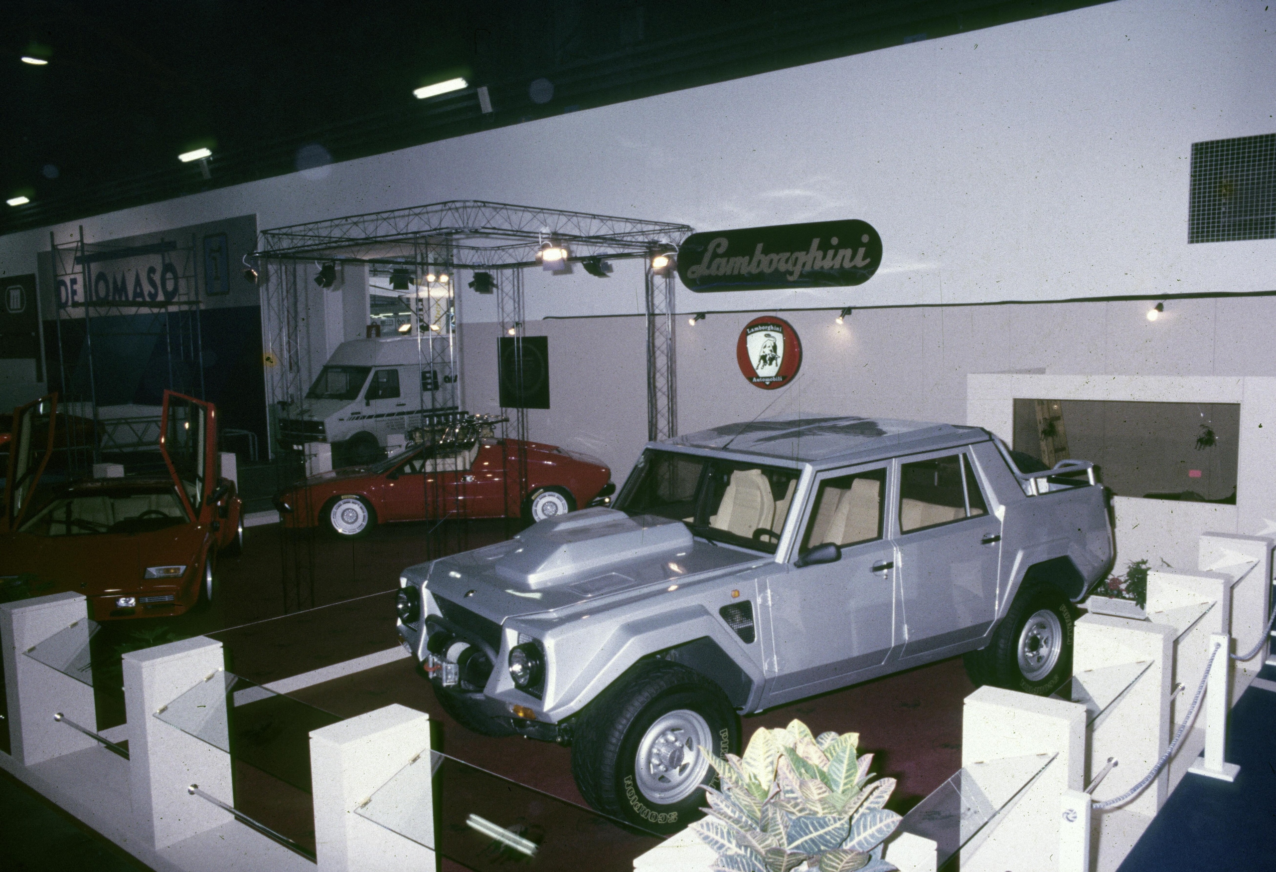 Lamborghini LM002, buon compleanno Rambo Lambo: il primo super Suv compie 40 anni