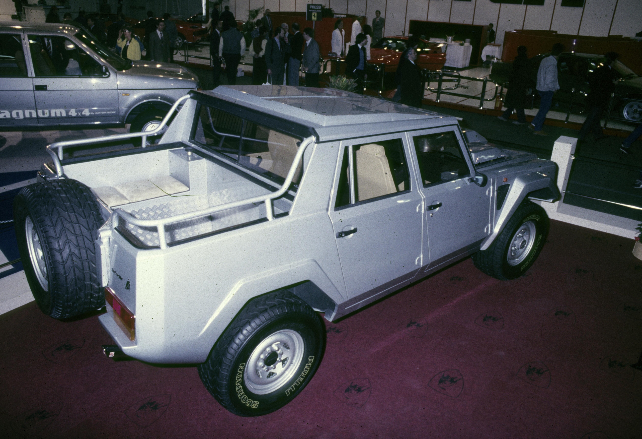 Lamborghini LM002, buon compleanno Rambo Lambo: il primo super Suv compie 40 anni