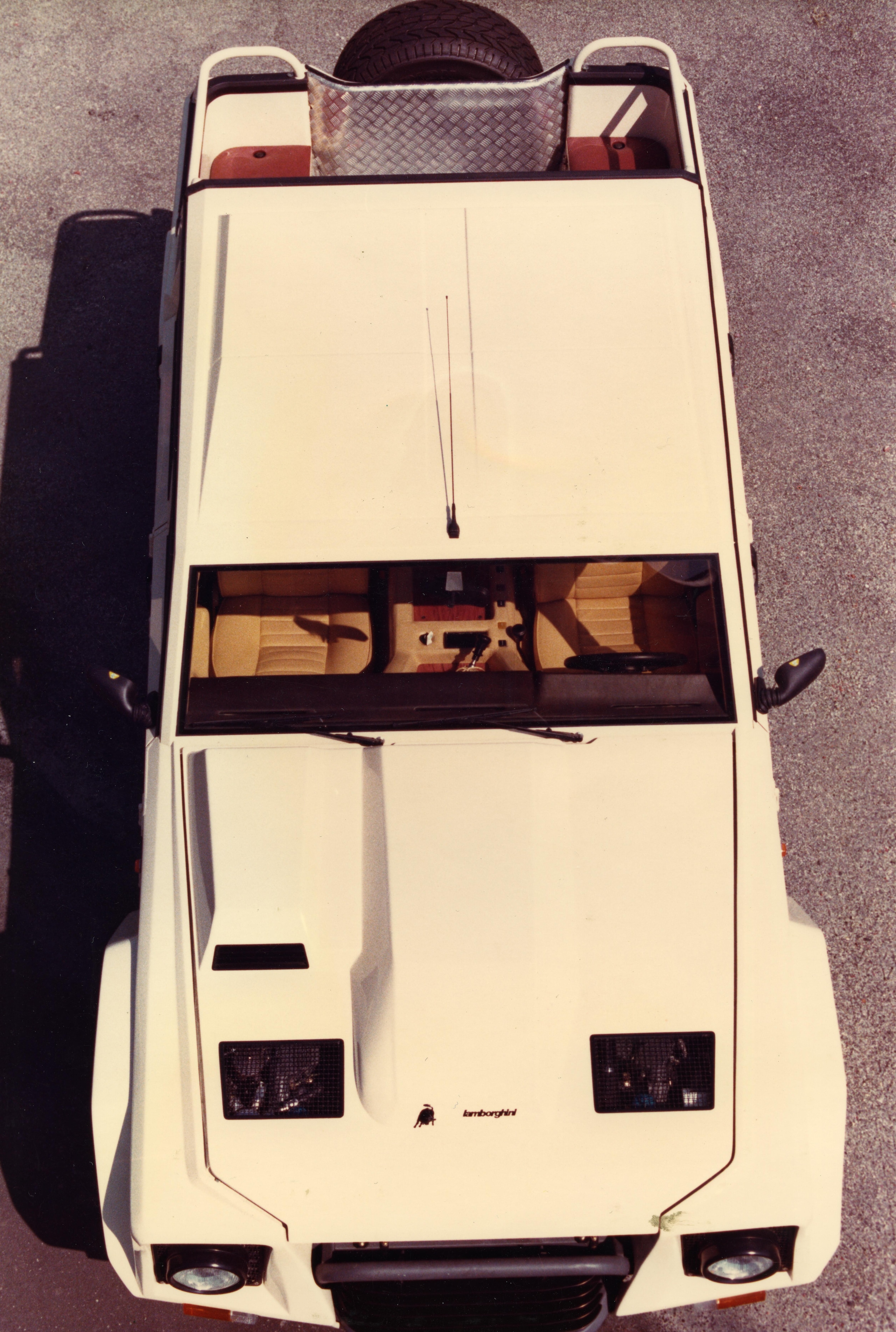 Lamborghini LM002, buon compleanno Rambo Lambo: il primo super Suv compie 40 anni