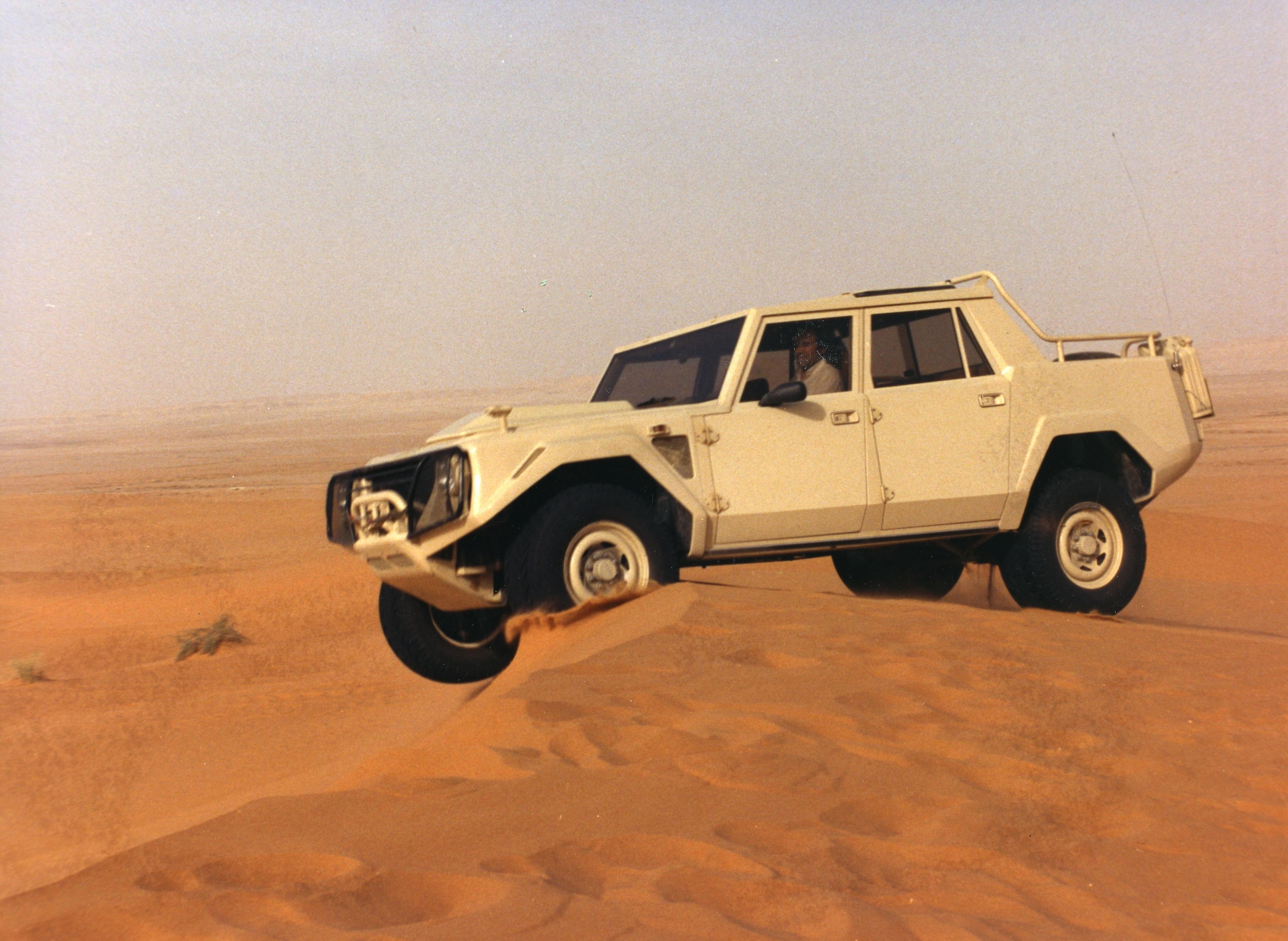 Lamborghini LM002, buon compleanno Rambo Lambo: il primo super Suv compie 40 anni