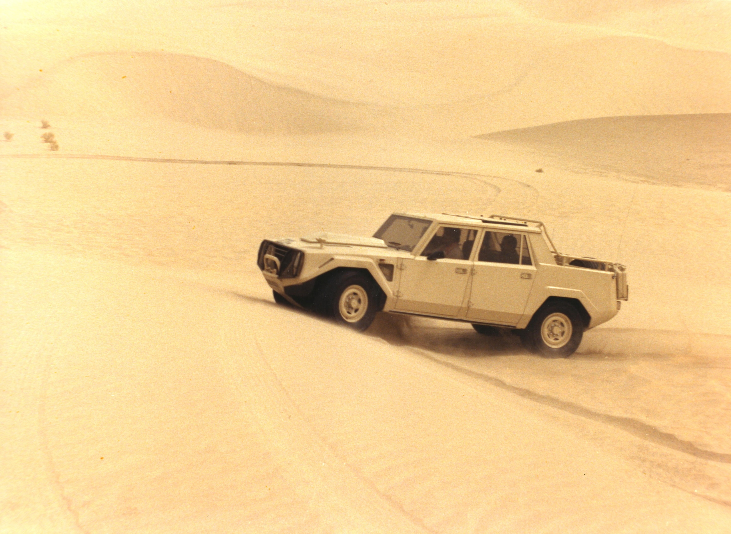 Lamborghini LM002, buon compleanno Rambo Lambo: il primo super Suv compie 40 anni